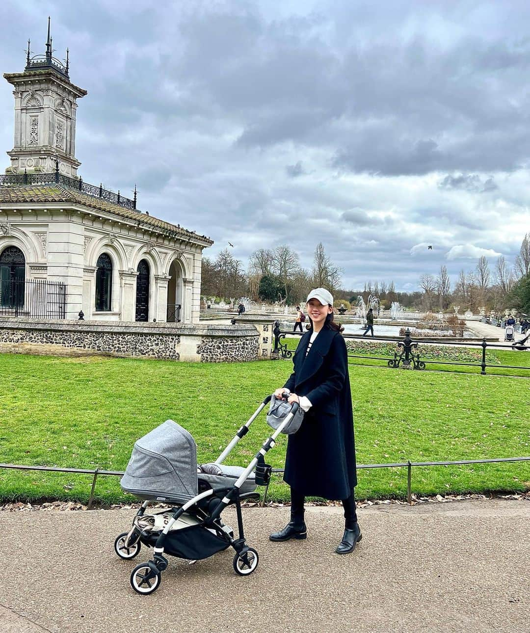 松原汐織さんのインスタグラム写真 - (松原汐織Instagram)「I took a walk in the Italian gardens with my daughter. It’s my favourite place in Hyde park❤️❤️❤️ ・ ・ Italian Gardensはテイクアウト可能なカフェあり(カフェでは美味しい焼きたてピザも♡)お手洗いも有料で綺麗(20ペンス/カード決済)なので、広大なHyde Parkの中でも散歩にオススメのエリア🌿  写真で伝えるのは難しいですが、歩いていると「ロンドンってなんて素敵なんだろう♡」と思える場所の一つです🇬🇧 ・ ・ ー #newbaby #baby #babygirl #newmom #lovemyfam  #hydepark #italiangardens  #bugaboo #bugaboouk #bugaboobee6  #london #thisislondon #londonlife #mum #mumofagirl  #出産 #海外出産 #女の子ママ  #海外子育て #イギリス子育て #ロンドン子育て  #ハイドパーク #ベビーカー #バガブー  #ロンドン #ロンドン生活 #ロンドン在住  #shioriinlondon2023  ー」3月23日 17時29分 - shiori_ma_