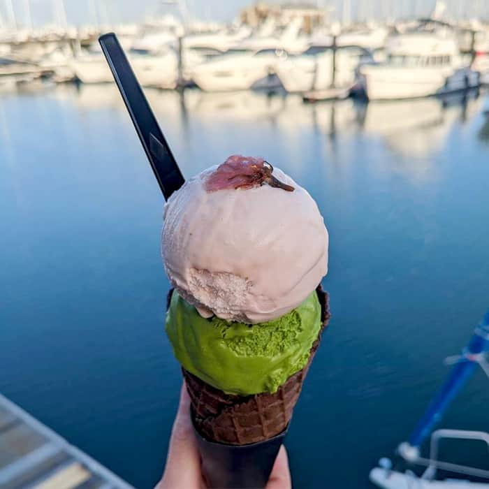 横浜生まれのチョコレート専門店 バニラビーンズのインスタグラム：「◆ベイサイド季節限定アイス🌸  ⁡ 三井アウトレットパーク横浜ベイサイドにある 店舗「VANILLABEANS BAYSIDE」では 季節限定のアイスフレーバー 「さくら」が今年も登場です！ ⁡ ⁡ 自家製ホワイトチョコレートに 桜あんをたっぷり使用しました。 アイスの上には、 ほのかに塩気のある 蜜漬けされた桜の花びらを乗せて 甘さと塩味のバランスも絶妙です。   ベイサイドのアイスクリームは ダブルでのご提供をしております。 スタッフオススメは、 抹茶ホワイトとの和フレーバーの ダブルが相性抜群の組み合わせです🍵 ⁡ 春らしい味と華やかな見た目で 昨年も好評だったさくら味🍨🌸 今年は昨年と配合を変えて、 より美味しくなりました◎ ⁡ 今の季節にぴったりの限定フレーバー、 近くに寄った際はぜひお試しください☺︎ ⁡ ⁡ ーーーーーーーー 商品詳細 ーーーーーーーー ■『さくら』(VANILLABEANS THE ICE) ■販売期間：3月16日(木)～ なくなり次第終了 ※一時品切れや、早期完売する場合もございます。 ⁡ ーーーーーーーー 販売店舗 ーーーーーーーー ■ベイサイド(三井アウトレットパーク横浜ベイサイド) ⁡ ⁡ ⁡ #chocolate #yokohama #beantobar #minatomirai  #vanillabeans_choco #icecream #バニラビーンズ #バニラビーンズベイサイド #三井アウトレットパーク横浜ベイサイド #三井アウトレットパーク #ホワイトチョコレート #アイス #アイスクリーム #vanillabeanstheice #和 #日本フレーバー #さくら #桜 #桜スイーツ #さくらスイーツ #さくらスイーツ2023 #春 #spring #sakura ⁡ ⁡」