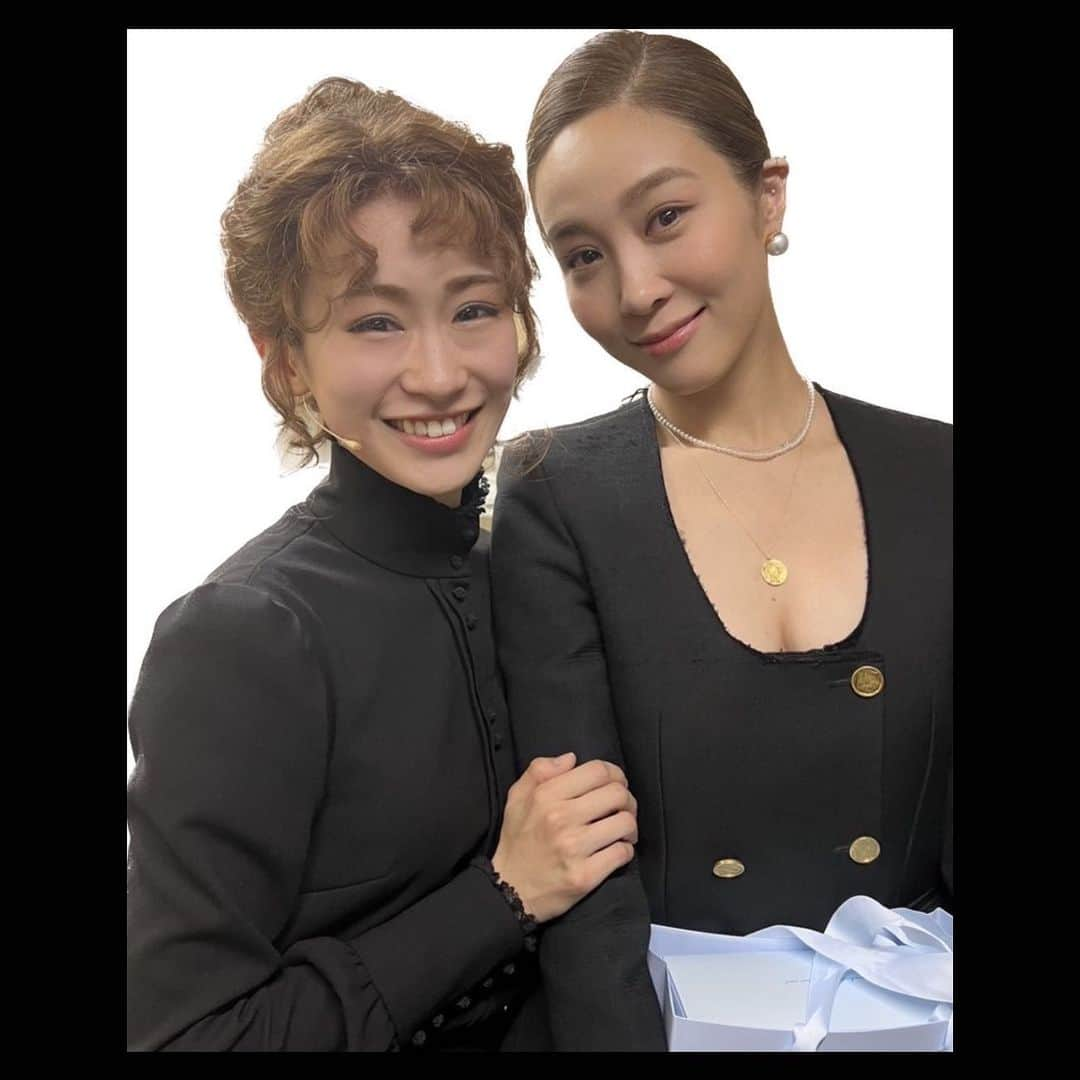 愛希れいかさんのインスタグラム写真 - (愛希れいかInstagram)「マリー役のオク・ジュヒョンさん♡  マリーはラジウムと自分を重ねてしまうほど強いエネルギーを放つ人物なのですが、そのエネルギーをジュヒョンさんマリーからはすごく感じて、鳥肌がとまらなかったです。 ジュヒョンさんから溢れでる、ものすごいパワーが私はやっぱり大好きで…🥹 憧れです…。 ジュヒョンさんから有り難すぎるお言葉を頂けて、舞台を観て頂けて感無量です。  再会できた喜びと、感動で涙が出てきてしまいました。 ジュヒョンさんと会うと私はいつも泣いている😭💦 大きな愛で包み込んで下さり…本当幸せでした♡  大好きです🥹  この日は一生忘れられない大切な一日となりました。  감사드립니다♡  #オクジュヒョン さん #옥주현　씨 #0320 #happybirthday」3月23日 17時30分 - manakireika_official