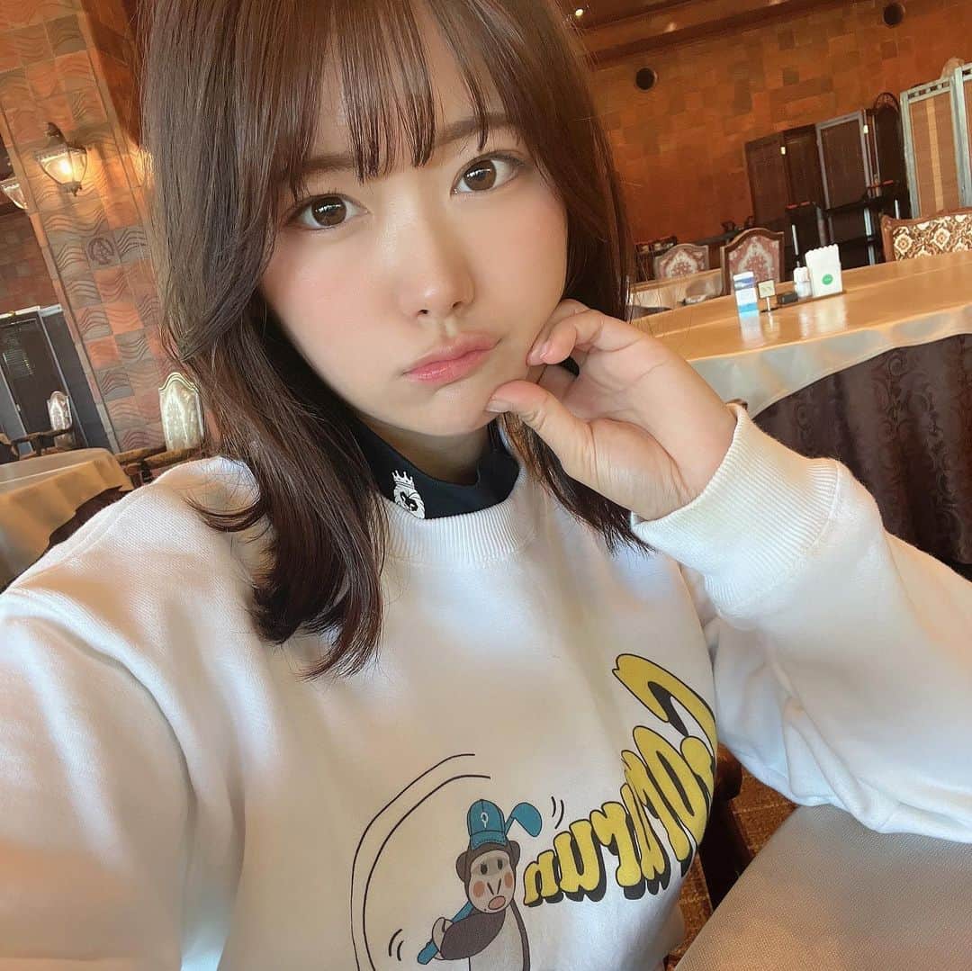 山内鈴蘭のインスタグラム：「ゴルフの時、ランチで麺率高い😎笑 そしてカロリー高め。笑  後半のプレーを考えてランチは重くないメニューを選びたいのに🤣👏  選んでから気づく、カロリー高め🥹笑  食べたいものが決まらなかった時に 選ぶ、生姜焼き定食😤 そして、石焼ビビンバ🔥 間違いないからなーー🥺👏 (お蕎麦単品という思考はないらしいw)  みんなも、この気持ちわかってくれるよね？🥺🌸🌸笑笑  #ゴルフ #ゴルフ場ランチ #ゴルフ場レストラン #ゴルフ女子 #ゴルフ場グルメ #ランチ #食べるの好きな人と繋がりたい #ラーメン #ラーメン好きな人と繋がりたい #ゴルフウェア  #gorurun #ゴルラン #ゴルフ好きな人と繋がりたい」