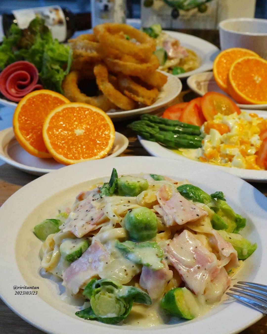 り～♬のインスタグラム：「こんばん木曜日……✨ ・ ・ 『芽キャベツとベーコンの豆乳クリームチーズパスタ』 ・ ・ 最近和食ばかりだったけど珍しくパスタにしました😋 たまには良いね👍🏻  ✴︎芽キャベツとベーコンの豆乳クリームチーズパスタ ✴︎オニオンリング ✴︎アスパラ玉子 ✴︎ポタージュスープ ✴︎ビール🍺&オレンジ🍊  #おうちごはん#夕ごはん#うちごはん#家族ごはん#料理#料理写真#手料理#献立#美味しい#うつわ好き#器#暮らし#食卓#おうちカフェ#食いしん坊#フーディテーブル#料理好きな人と繋がりたい#japanesefood#yummy#日々#日々の暮らし#dinner#delicious#foodpic#スパゲティ#パスタ#サラダ#豆乳#春ごはん」