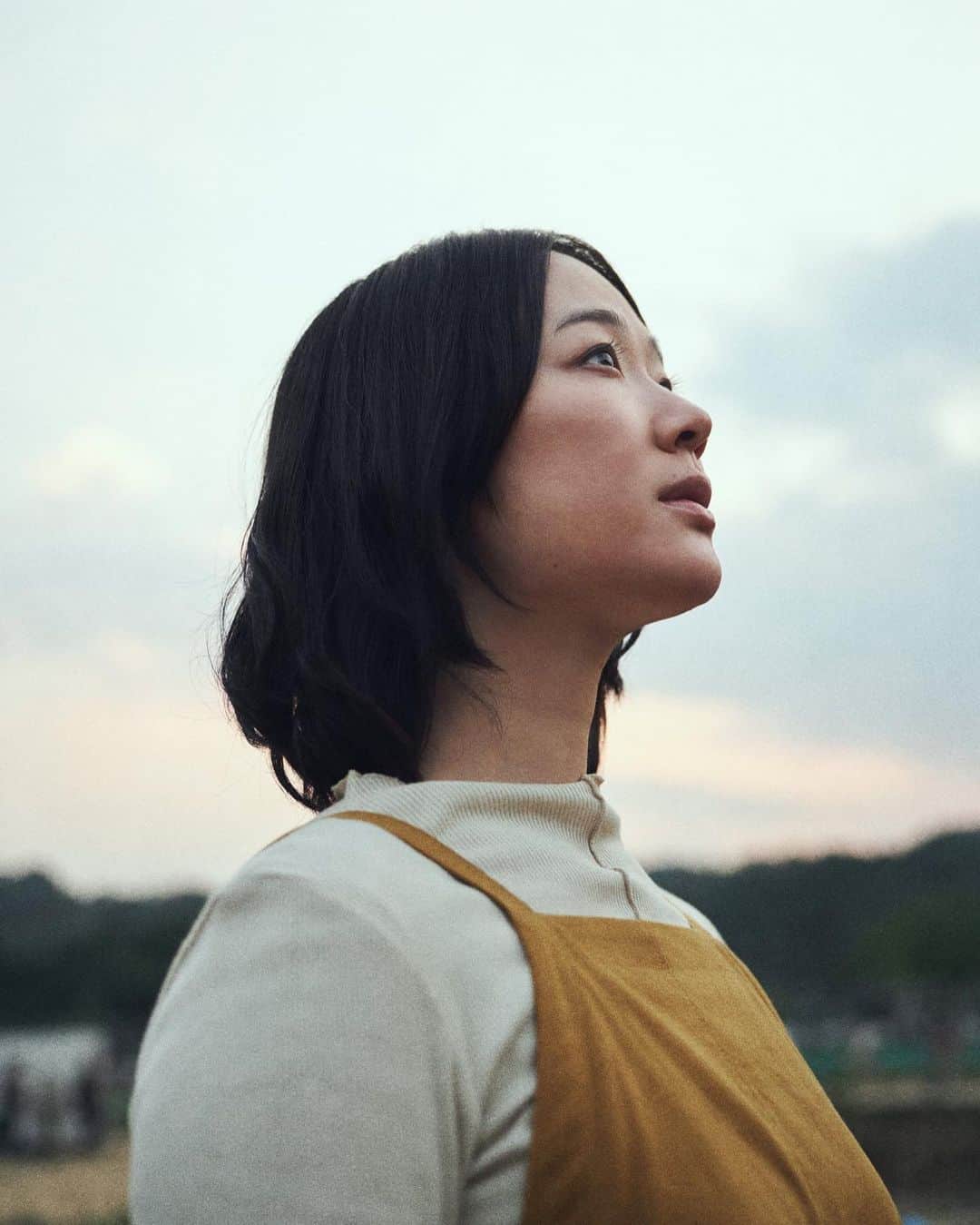 藤井道人さんのインスタグラム写真 - (藤井道人Instagram)「映画『ヴィレッジ』 中井美咲役は、黒木華さん。 黒木さんとは『余命10年』に続いて二度目の作品作りでした。 『余命10年』のときも、主人公に寄り添う姉を繊細に演じてくれましたが、今回は、更に素晴らしい芝居を魅せてくれています。スタッフ曰く、モニターで黒木さんのお芝居を観ている時は、僕はニコニコしているそうです。気持ち悪いですね。 現場でも、スタッフやキャストにとても気を配ってくださる、尊敬する俳優です。 美咲は、東京からある理由で村に戻ってきた女性なのですが、なぜ帰ってきたのか、優とどうなっていくのか。 是非楽しみにしていてください。  #ヴィレッジ #黒木華 #4月21日公開」3月23日 17時35分 - michihito_fujii