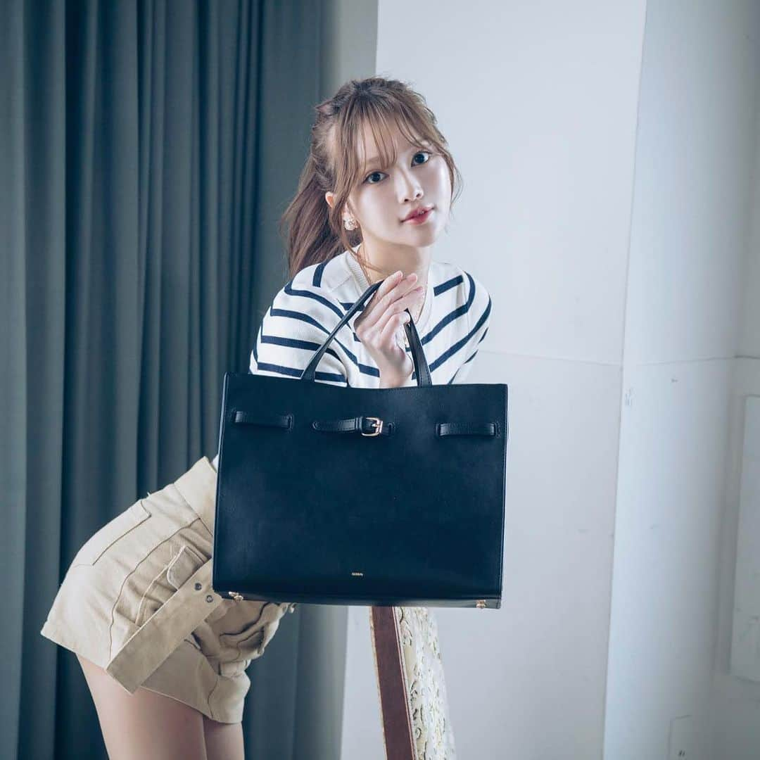 知本真以子のインスタグラム：「2023 s/sシリーズのBAG🌸 @nagolic  @nano_bag_official  . 色んなシーンで使いやすいバッグが揃ってて、 しかも色展開も豊富だから 好みのバッグが見つかるはず👜🤎 . ビジネスで使えるフォーマルなバッグから カジュアルに使えるバッグまで  盛りだくさんでした😚   #nagolic  #nanobag」