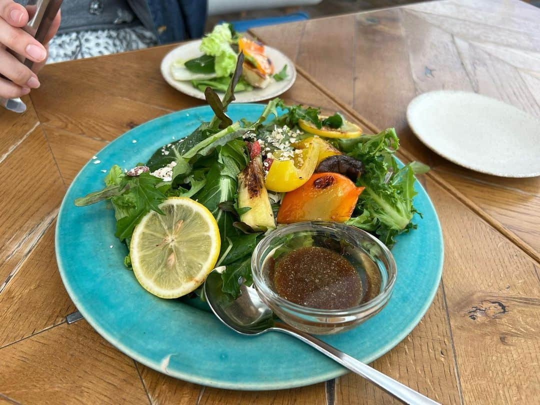 岡英里さんのインスタグラム写真 - (岡英里Instagram)「みれたんとランチ🍽✨  ここのパンケーキ🥞プルプルふわふわすぎてもはや私の知ってるパンケーキではなかったけど美味しかった❤️  オープンからずーっと話が絶えず気づいたら夕焼け小焼けが聞こえてくる時間だったのにはびっくり🤣💕 これだけ話せる友達がいることに感謝🥹❣️  そんなみれたんの影響でスコーン好きになった私😋  先日Rodda'sで購入したサクラのスコーンが美味しかったからおススメしつつ私も帰りにまたリピート買い✌️  ストロベリーも出てたから買ってみたけどやっぱりサクラの方が好き🥰🌸  スコーン好きの方、是非 #ロダス のサクラスコーン食べてみてね🌸  #銀座ランチ #女子会 #女子会ランチ #metoacafeandkitchen  #東急プラザ銀座  #Roddas #スコーン #美味しい」3月23日 12時06分 - okaeri0424