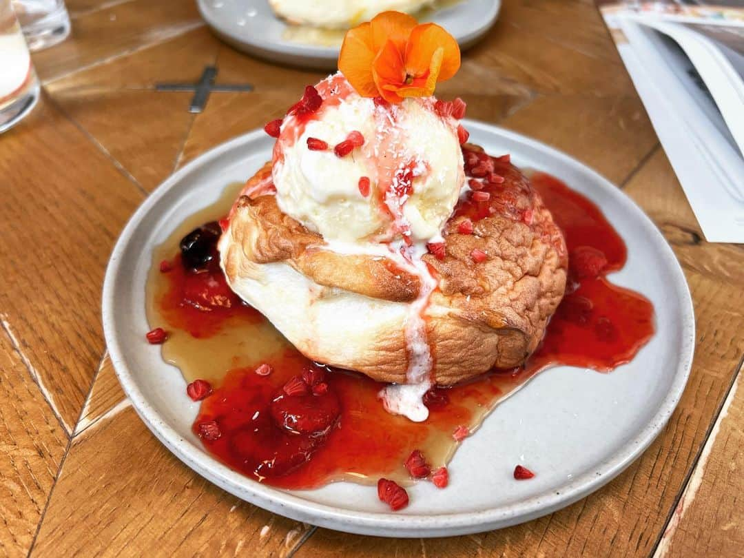 岡英里さんのインスタグラム写真 - (岡英里Instagram)「みれたんとランチ🍽✨  ここのパンケーキ🥞プルプルふわふわすぎてもはや私の知ってるパンケーキではなかったけど美味しかった❤️  オープンからずーっと話が絶えず気づいたら夕焼け小焼けが聞こえてくる時間だったのにはびっくり🤣💕 これだけ話せる友達がいることに感謝🥹❣️  そんなみれたんの影響でスコーン好きになった私😋  先日Rodda'sで購入したサクラのスコーンが美味しかったからおススメしつつ私も帰りにまたリピート買い✌️  ストロベリーも出てたから買ってみたけどやっぱりサクラの方が好き🥰🌸  スコーン好きの方、是非 #ロダス のサクラスコーン食べてみてね🌸  #銀座ランチ #女子会 #女子会ランチ #metoacafeandkitchen  #東急プラザ銀座  #Roddas #スコーン #美味しい」3月23日 12時06分 - okaeri0424