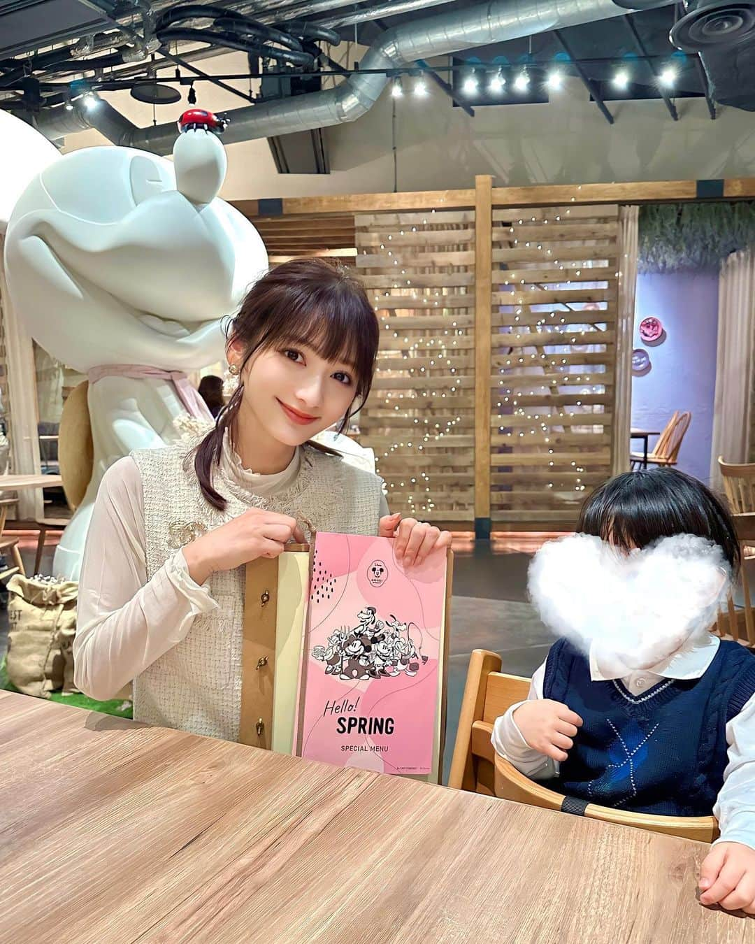 加藤瑠美さんのインスタグラム写真 - (加藤瑠美Instagram)「🐭♡  Disney HARVEST MARKET By CAFE COMPANY🍽🫖 子どもたちが喜ぶかなあと、渋谷ヒカリエにある ディズニーの世界観が楽しめるレストランへ🤍 ミッキーの足元には桜がたくさん飾られていました🌸 メニューが可愛いことはもちろん、 塩分・糖分・油分・カロリーなども配慮されていて ヘルシーなお食事が楽しめるんです🍴 店員さんも手を振ってくださったりして ディズニーリゾートみたいですごく楽しかった☺️  📍 Disney HARVEST MARKETBy CAFE COMPANY @d_harvestmarket  東京都渋谷区 渋谷2-21-1 渋谷ヒカリエ7F 050-3733-5055  お洋服はリラのジレを着たよ💓 ジレってポケットがたくさんあって 子連れには助かりすぎるアイテム🤣  gilet @rirandture_official #rirandture  tops&pants @gu_for_all_ #gu  #rubi__restaurant#年子育児#年子ママ#東京ママ#子連れok#子連れカフェ#子連れランチ#キッズプレート#女の子ママ#男の子ママ#年子育児#年子ママ#年子兄妹#ママコーデ#渋谷#渋谷ヒカリエ」3月23日 12時09分 - katorubi