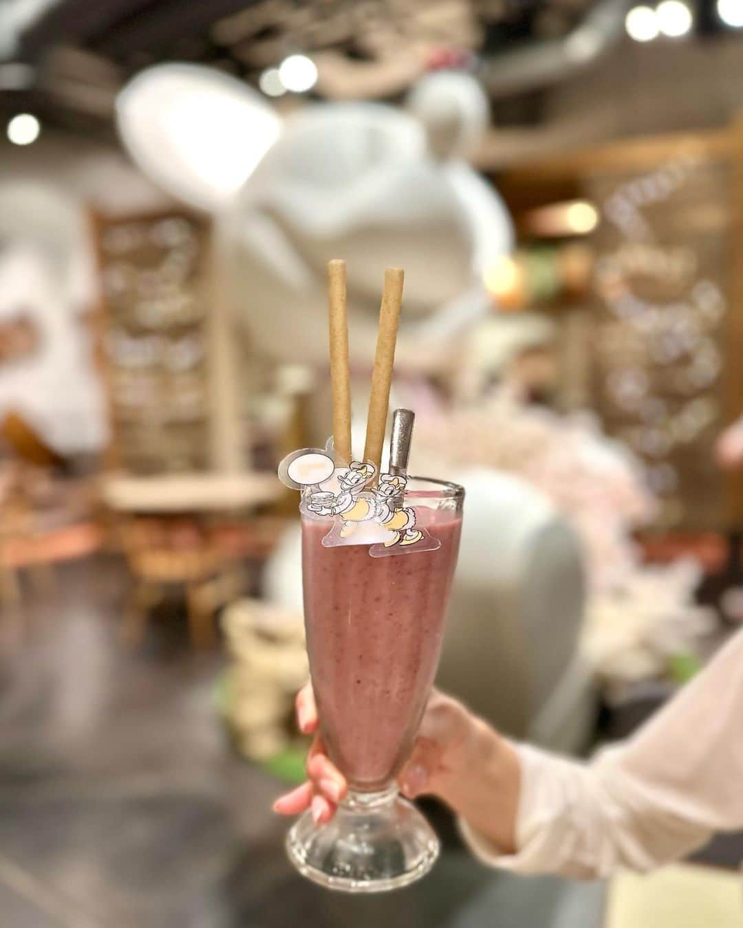 加藤瑠美さんのインスタグラム写真 - (加藤瑠美Instagram)「🐭♡  Disney HARVEST MARKET By CAFE COMPANY🍽🫖 子どもたちが喜ぶかなあと、渋谷ヒカリエにある ディズニーの世界観が楽しめるレストランへ🤍 ミッキーの足元には桜がたくさん飾られていました🌸 メニューが可愛いことはもちろん、 塩分・糖分・油分・カロリーなども配慮されていて ヘルシーなお食事が楽しめるんです🍴 店員さんも手を振ってくださったりして ディズニーリゾートみたいですごく楽しかった☺️  📍 Disney HARVEST MARKETBy CAFE COMPANY @d_harvestmarket  東京都渋谷区 渋谷2-21-1 渋谷ヒカリエ7F 050-3733-5055  お洋服はリラのジレを着たよ💓 ジレってポケットがたくさんあって 子連れには助かりすぎるアイテム🤣  gilet @rirandture_official #rirandture  tops&pants @gu_for_all_ #gu  #rubi__restaurant#年子育児#年子ママ#東京ママ#子連れok#子連れカフェ#子連れランチ#キッズプレート#女の子ママ#男の子ママ#年子育児#年子ママ#年子兄妹#ママコーデ#渋谷#渋谷ヒカリエ」3月23日 12時09分 - katorubi