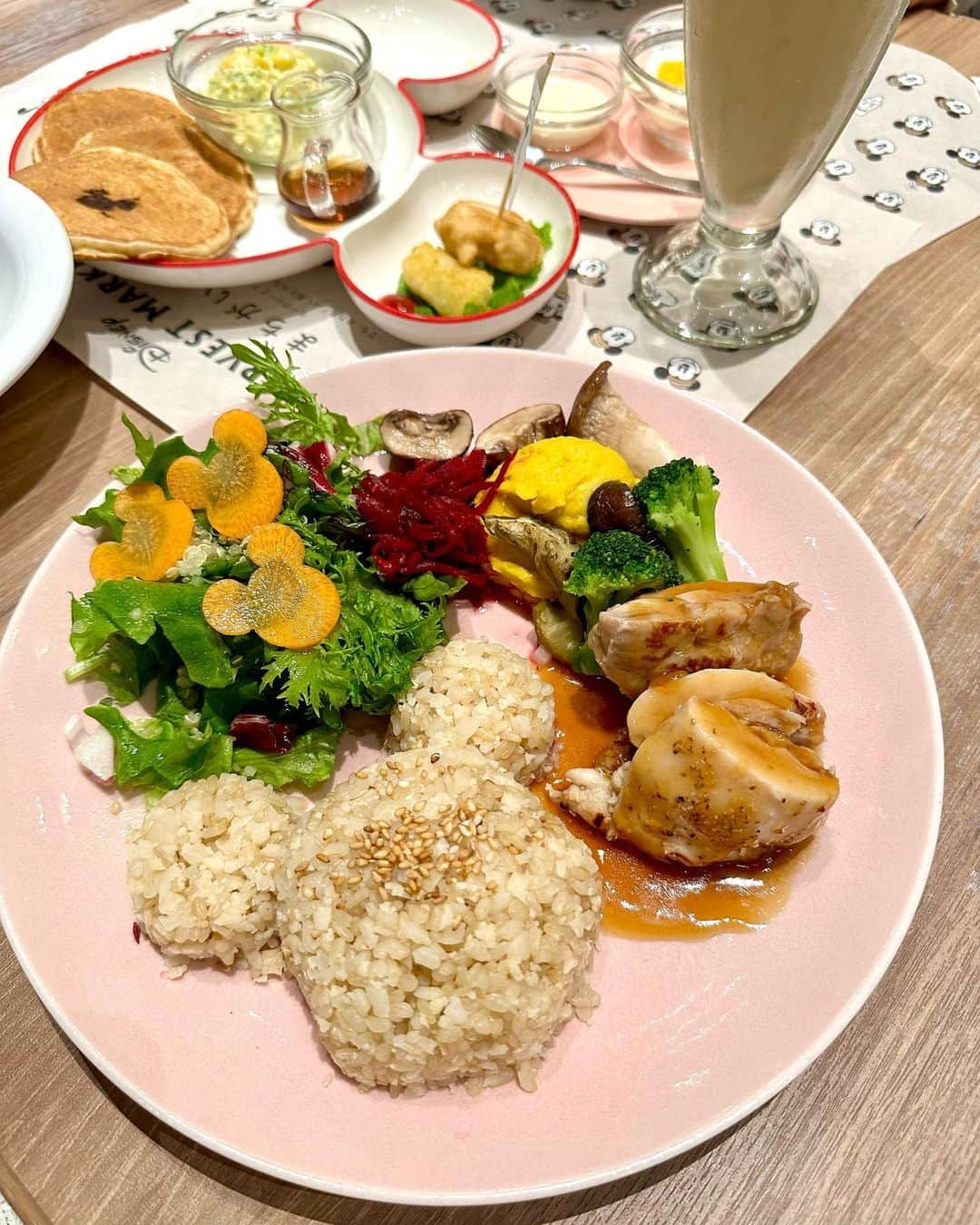 加藤瑠美さんのインスタグラム写真 - (加藤瑠美Instagram)「🐭♡  Disney HARVEST MARKET By CAFE COMPANY🍽🫖 子どもたちが喜ぶかなあと、渋谷ヒカリエにある ディズニーの世界観が楽しめるレストランへ🤍 ミッキーの足元には桜がたくさん飾られていました🌸 メニューが可愛いことはもちろん、 塩分・糖分・油分・カロリーなども配慮されていて ヘルシーなお食事が楽しめるんです🍴 店員さんも手を振ってくださったりして ディズニーリゾートみたいですごく楽しかった☺️  📍 Disney HARVEST MARKETBy CAFE COMPANY @d_harvestmarket  東京都渋谷区 渋谷2-21-1 渋谷ヒカリエ7F 050-3733-5055  お洋服はリラのジレを着たよ💓 ジレってポケットがたくさんあって 子連れには助かりすぎるアイテム🤣  gilet @rirandture_official #rirandture  tops&pants @gu_for_all_ #gu  #rubi__restaurant#年子育児#年子ママ#東京ママ#子連れok#子連れカフェ#子連れランチ#キッズプレート#女の子ママ#男の子ママ#年子育児#年子ママ#年子兄妹#ママコーデ#渋谷#渋谷ヒカリエ」3月23日 12時09分 - katorubi