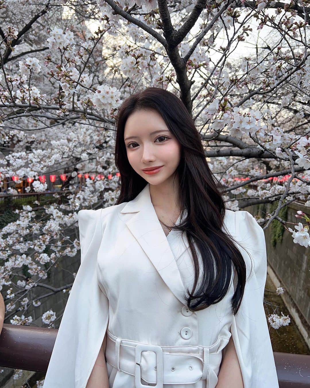 AYUのインスタグラム：「24歳になりました🌸 毎年桜の時期に誕生日を迎えるので、 満開予想日を確認してはひとりでにまにましている...😂  みなさま今年もよろしくお願いします🐟🌼」