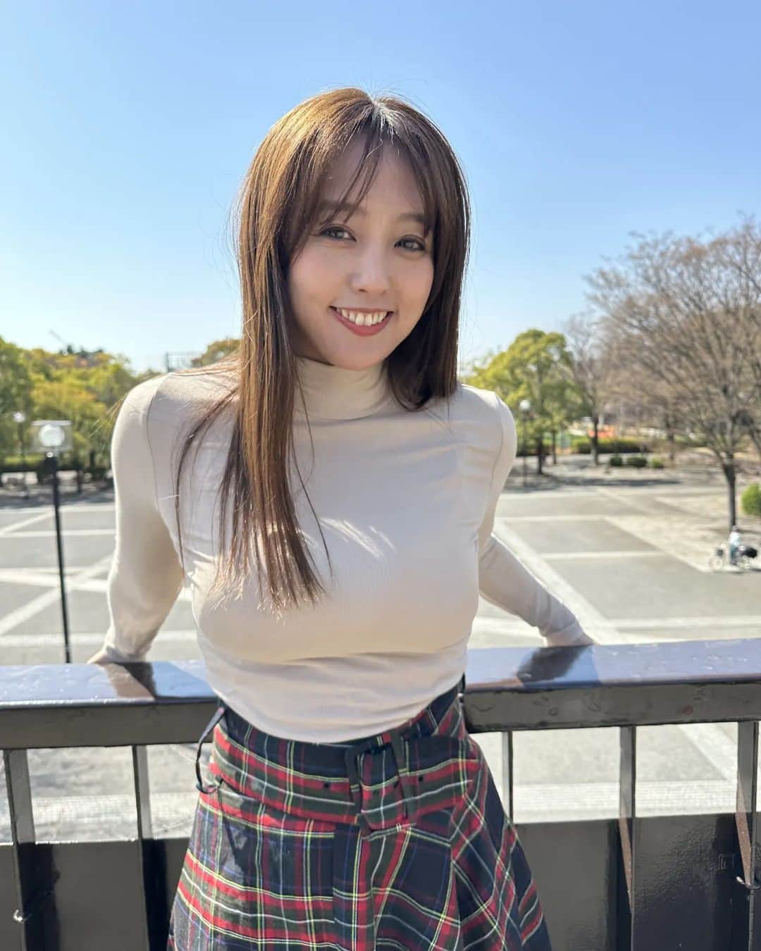 日里麻美のインスタグラム：「* 終わりは始まりを主張  ＷＢＣ日本の優勝で終わりましたね。 日本にとっては 本当に劇的優勝という試合でした。  あの選手以降、こんな選手は現れないと毎回思うのですが、今年もそれを超えるヒーローが現れ 3年後はどんなヒーローが現れるのか ワクワクです！  大谷選手もダルビッシュ選手に『また3年後！』と言ったらしく また、二人がジャパンのユニフォームで活躍するところを見れると嬉しいなぁー  しかし日本のプロ野球は今月から始まります！ 今年のジャイアンツはどんな活躍を見せてくれるのか？？ いまから楽しみです♥  * *  【販売中】 💠抑えきれない胸の鼓動　DVD & Blu-ray Amazonなどで購入できます 💠グラビア学園　グラビア動画&デジタル写真集　Amazon、DMMで購入できます  【TV、Web】 💠さまぁ～ずチャンネル　『訳あり女』『アシスタントオーディション』  💠YouTube　『ひさっちゃんねる』で検索  💠チョコブラABEMA限定動画  💠Abema「BAZOOKA!!!」#12  【イベント】 💠4月あるよ * * ** #乳圧女  #着衣でも主張　#ヒサグラ #37歳グラビア #おっぱいの大きいお姉さんは好きですか #hisato」