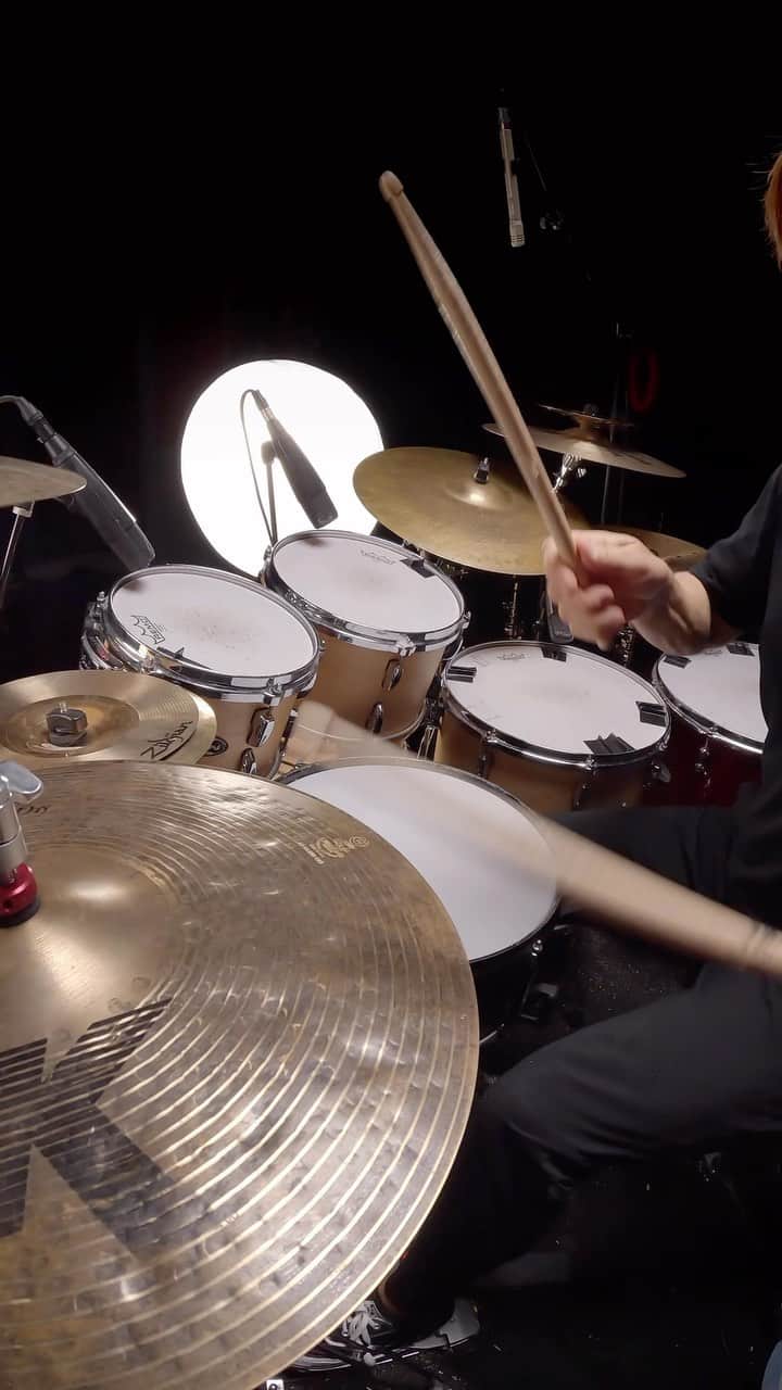 シェーン・ガラースのインスタグラム：「Playing drums #shanegaalaas #pearldrums #zildjian #remo #vicfirth #crumbweststudios」