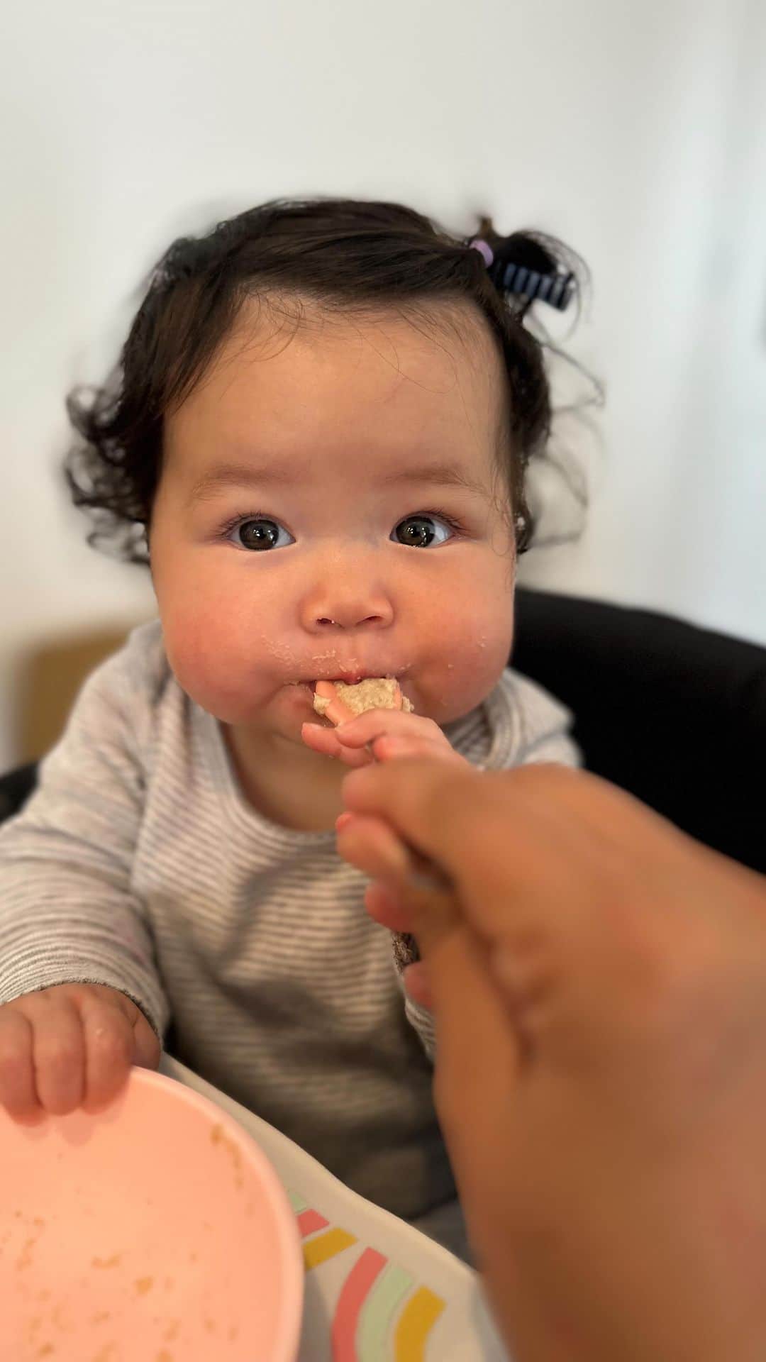 エリナ シルカのインスタグラム：「Baby starting solids 😋 やっと色々落ち着いてきたところで、離乳食スタート！ オートミールもアボカドも好きそう。調子よさそうだったからまたそろそろBLWでもしますかー🙌」