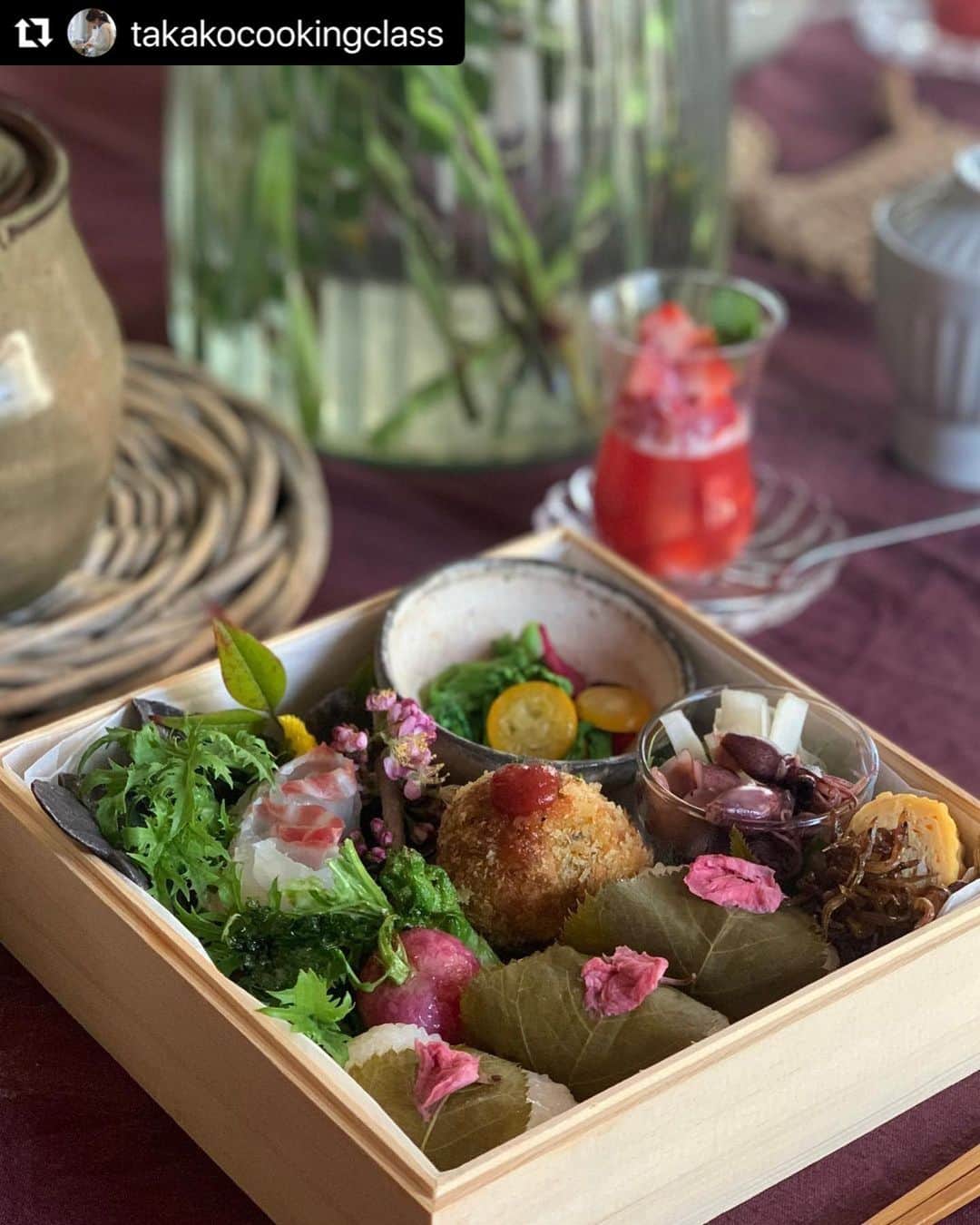 のインスタグラム：「お花見に行きたくなる素敵な春弁当です🌸🍱 #Repost @takakocookingclass with @use.repost ・・・ . 「茶碗にドラマ」 本日も名言が生まれる 10年近く通っていただいている グループの皆さんと　 カウントダウンが始まった　 桜鑑賞 そんなお花見に欠かせない お弁当を皆さんと　　 お料理させていただきました。  ◎桜の葉おにぎり ◎蜆とあおさのお椀 ◎蕾菜とラディッシュの素揚げ ◎塩〆鯛のお造り ◎かぼちゃとクリームチーズコロッケ ◎ホタルイカと独活の酢味噌和え ◎苺のゼリー  あっという間に出来上がる お料理。 本日も差し入れをいただき、 そして いつもくだらない話にお付き合い いただいてありがとうございます。  来月はコネコネ くるくるしましょう。  来月もお待ちしております♡  〜〜〜〜〜〜〜〜〜〜〜〜〜〜〜〜〜〜　　  お弁当レッスン 4名以上で お申し込みいただけます。 DMより お問い合わせ下さいね。  〜〜〜〜〜〜〜〜〜〜〜〜〜〜〜〜〜〜  #お弁当 #桜 #魚料理 #3月 #卒業式 #お花見 #家庭料理 #おもてなし #料理好きな人と繋がりたい  #魚好きな人と繋がりたい  #神戸 #垂水 #クスパ公認インスタアンバサダー  #桜 #おうち時間 #japanesefood #おうちごはん #夜桜 #釣りガール  #ていねいな暮らし #釣り #暮らしを楽しむ #暮らしの記録」