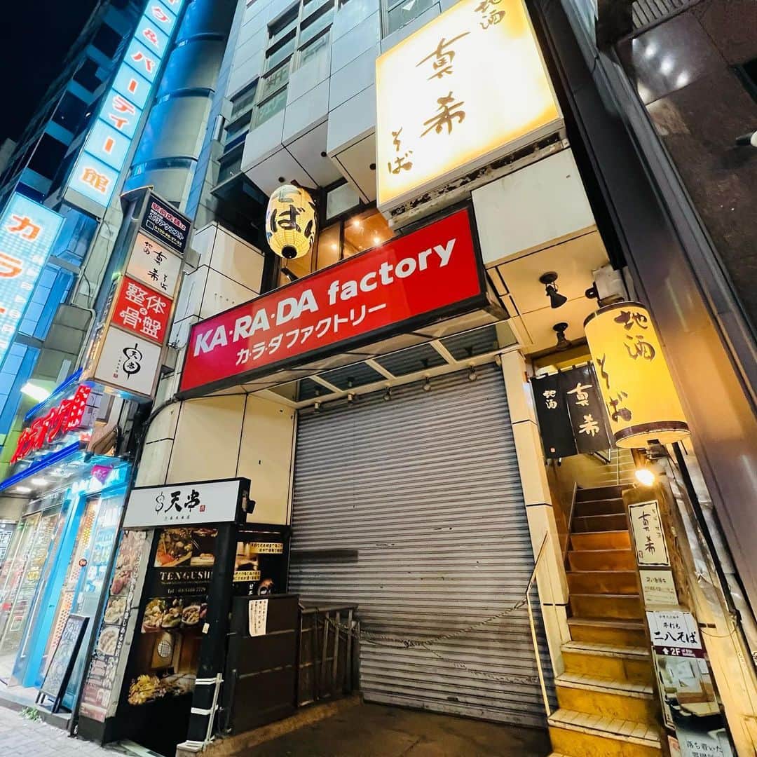 藤川奈々さんのインスタグラム写真 - (藤川奈々Instagram)「西東京、渋谷、六本木で「真希（しんき）そば」を5店舗を展開中。  二八蕎麦で、風味がより際立つよう、平打ちになっています。  出汁も美味しく、毎日仕込む分だけ削り、香りを活かした削り節と、 日高昆布を組み合わせた独自ブレンド。  さっぱりとしたムロアジ、コクと深みがあるソウダガツオなど、 4種類の削り節を厚めに削って煮出し、風味豊かな仕上がりにしているとの事です。  いつでもやってて人気のお蕎麦のクセになる天ぷらそばで、海老天が大きくて美味しい♪  大阪にいた頃は、つゆに色がついているなんて考えられない感じでしたが、今は当たり前、しかも、透明なつゆは食べなくなったかも。  朝7時まで、日によっては8時まで！！  TikTok @nanayakko  @nanayakko  #おひとりさま #おひとりさま女子 #おひとり様グルメ #東京グルメ #六本木グルメ #六本木ランチ #ランチ #美味しい料理  #うまし #六本木ディナー #六本木 #インスタフード #フード #美味しいお店 #美味しい #グルメ #おすすめスポット #蕎麦 #そば #六本木蕎麦  #foods #japanesefoods #instacook #yummy #foodsforthought #foodstagramming #Japanesefood」3月23日 12時50分 - nanayakko
