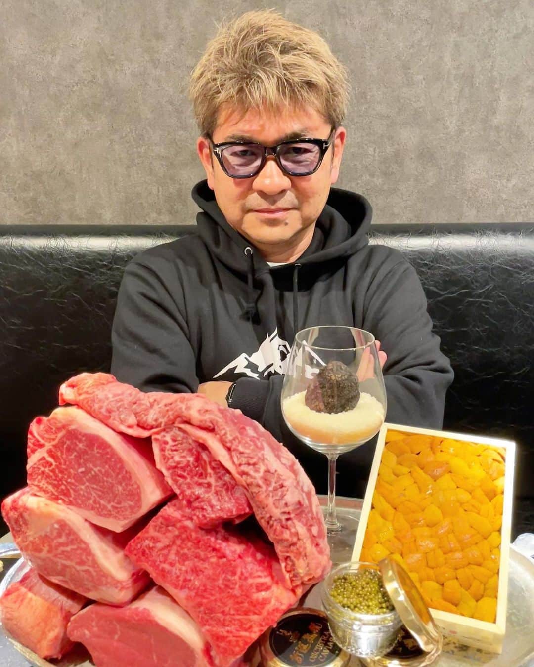 乾雅人のインスタグラム：「新進気鋭@住所非公開 4年前、モンゴル版SASUKEのコンサル業務で渡航。現地美術担当のトゥグスさんと彼のチームの活躍で「SASUKE Mongolia」が建った。 その後、一度は東京でランチを。そして今回はせっかくならとコンサルで同行したメンバー揃って会食を。 日本の焼肉が気に入ったトゥグスは翌日、恵比寿虎の穴に 笑 僕の中で「旅行で行きたい外国」1位になったモンゴル。それはトゥグスを筆頭にモンゴルの皆さんが我々を温かく迎えてくれ、素晴らしい体験をさせてくれたからだ。 あー、モンゴルに行きてえ… ありがとうトゥグス！またね！ @gereltugs_  #焼肉新進気鋭 #新進気鋭」