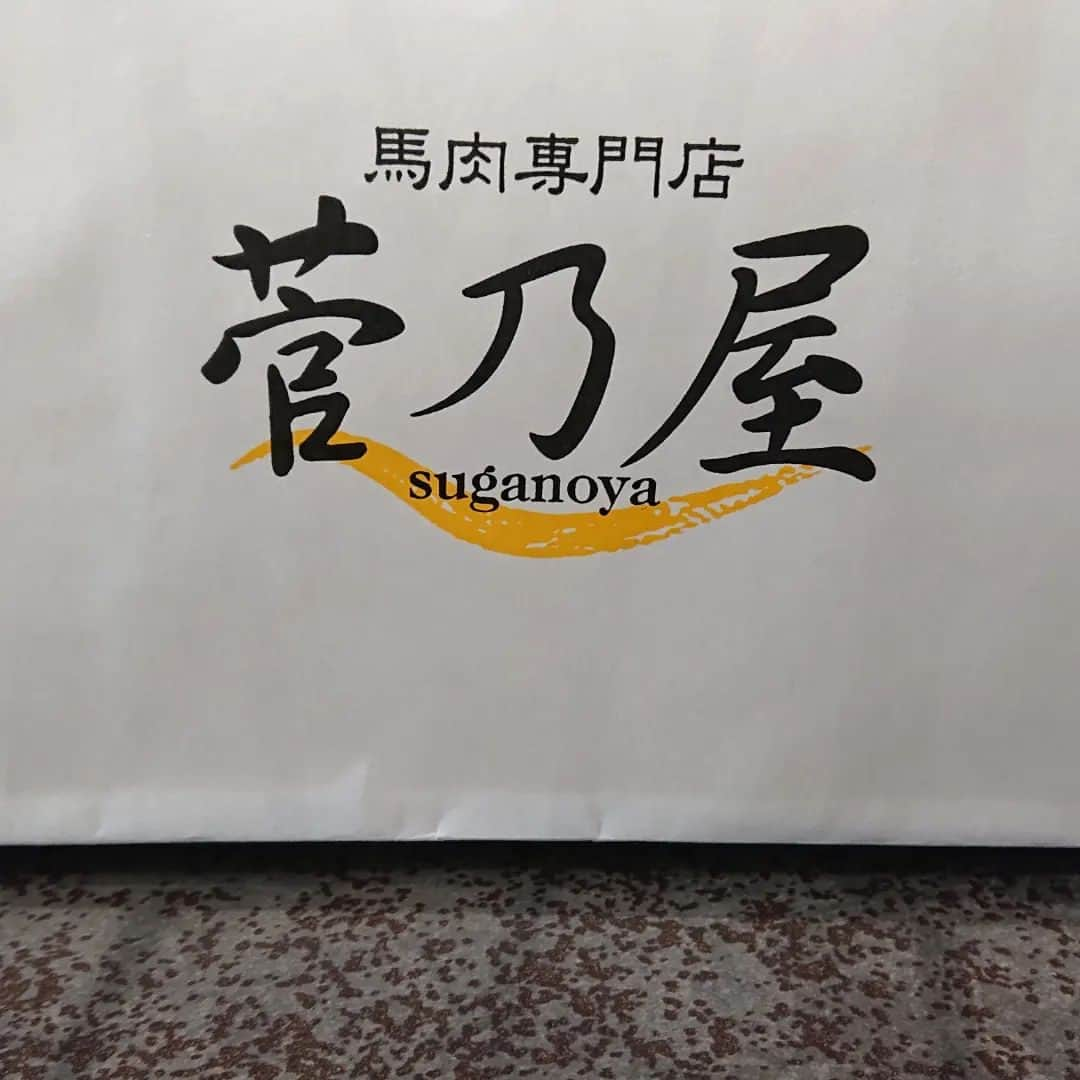 英太郎のインスタグラム：「新しい熊本空港‼️ 今日オープン✨  検査保安所のゲートを通過するとそこには熊本の美味しいものが沢山❗  そのお店の中に熊本が誇る馬刺しの菅乃屋さんがあります。 私が共同で開発した新土産が馬肉たっぷりメンチカツサンド、そして、絶品熊本名物高菜で馬刺しのトロを巻いた馬刺しトロ鉄火‼️ 絶品みんな納得の味です。  どちらかに飛び立たれるかたは是非、熊本で遊んだ全国のかたはお土産に是非です😁  ウマかけん一ぺんどみゃ食べちみらんね！ 熊本の思い出と共に！  #熊本空港 #菅乃屋 #熊本新土産 #ゲートを通らないと食べられない #飛行機に乗る時は #お腹を空かせて #熊本空港へ #馬刺し #行ってらっしゃい #またきなっせ」