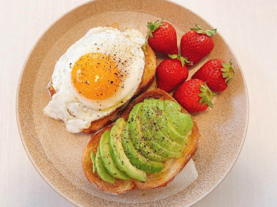 山根綺のインスタグラム：「珍しく映えてみた。☺︎ #breakfast #avocado #toast #朝ごはん #アボカドトースト」