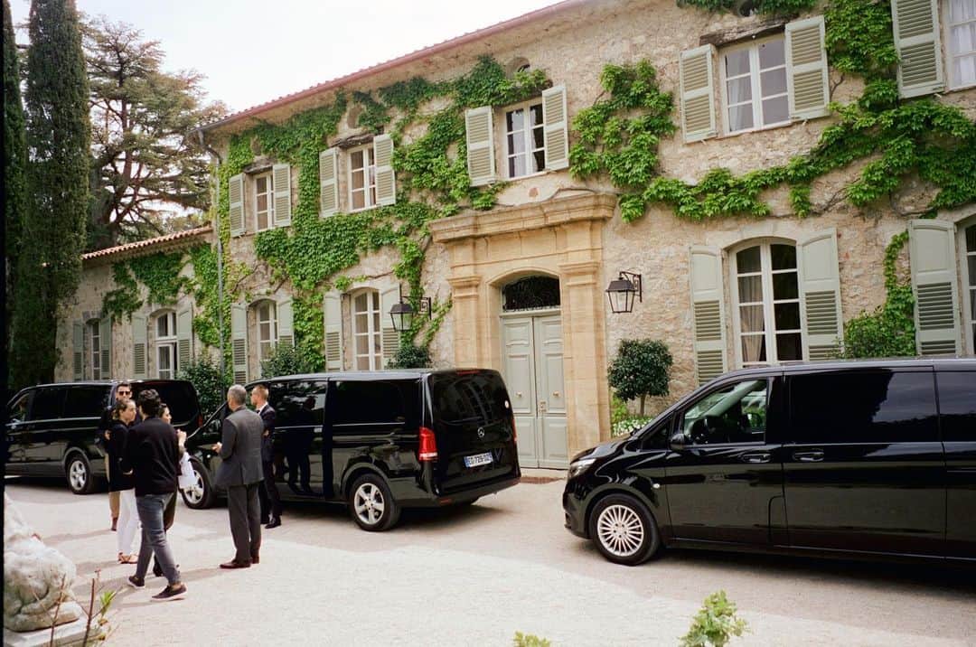 サラ・エレンのインスタグラム：「Found these precious photos in my film archives. The time Dior whisked @tedodonnell and I away to the South of France to discover Christian Diors most loved possession.. the flower garden at his  Chateau in Grasse. We got to visit the May Rose Farm which only blooms during the month of May for 2 hours a day. The May Rose is the main note in the fragrance, Miss Dior. A trip I will never forget!」
