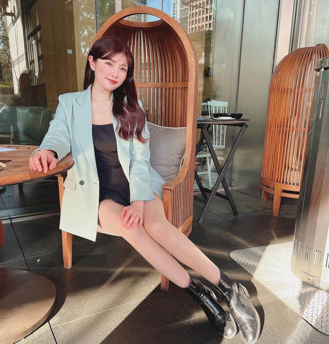 のインスタグラム：「パレスホテルのGRAND KITCHENで お茶した日🫖♡  花粉症と戦いながらもぽかぽか陽気の中 テラス席で過ごすのが好き😚🧡  この日の私服もブーツとアクセサリー以外SHEIN♡ @sheinofficial @shein_japan   ジャケット🆔 12262089 トップス🆔 1855234 スコート🆔 10214696  ピスタチオカラーのジャケットは だいぶお気に入りで結構着てるよ😙😙😙  割引クーポンコード番号：JPSPR194  割引率：お買い上げ金額1～5,999円までは セール価格より15%OFF、6,000円以上は20%OFF🍀  利用期限：4月末日  今週の雨があがればまたお花見シーズンもやってくるから お得なSALEで春を迎えちゃいましょ😍  男性ものも沢山出てるので 男性の皆さんも是非チェックしてみてね💗  #shein#shein春服 #shien購入品  #SHEINforAll #SHEINspringsale #fashion#enoshima#kanagawa  #me#photooftheday #instadaily #instagood #bestoftheday #picoftheday #like4like #l4l #follow#followme#tagsforlike#photo#japaneseliketolike#photospot#likesback#likeme#팔로마#좋다#일본#데일리#일상」