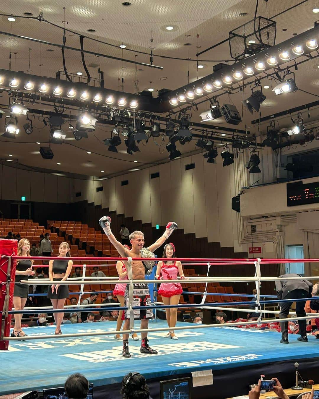 信太美月さんのインスタグラム写真 - (信太美月Instagram)「今週はたくさんの推し活(WBC)と 後楽園ホールに友達の応援に行きました🥊！  WBC championおめでとうございます🥳 魂こもっていて心揺さぶられました。 感動をありがとう🇯🇵🔥  パンチくんの防衛戦は、 3度のダウンを奪い7回TKO勝ち！ 安心して見ていられるほど 巧みで圧倒的な強さ。すごかった。  今週はスポーツにたくさんパワーもらった💪 今年もたくさん観に行こう☺️」3月23日 13時11分 - shidamizuki