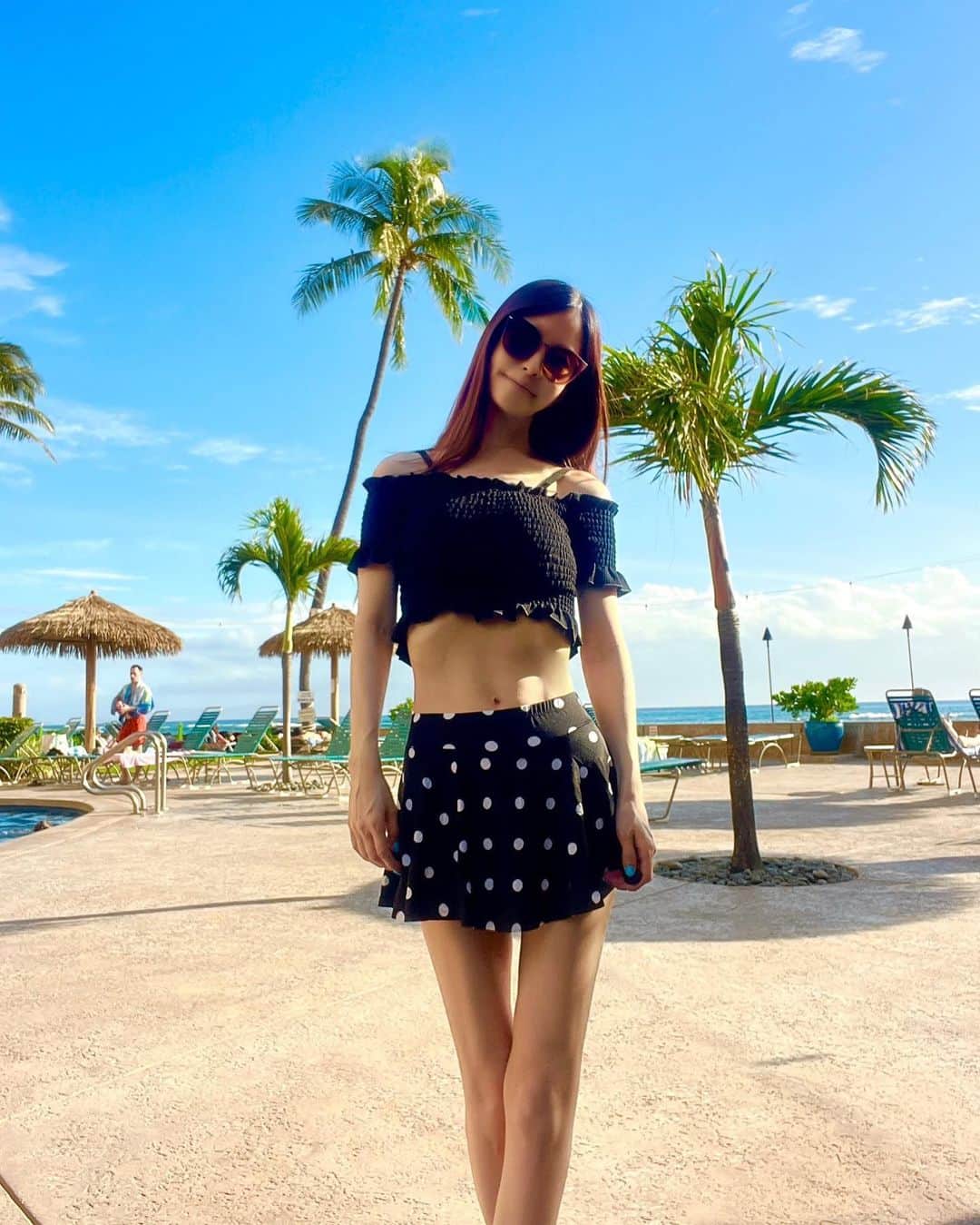 のインスタグラム：「やっと晴れて来たマウイ☀️ 水着👙に着替えて⤴️  写真や動画を撮ってるだけでジリジリ焼ける☀️  #マウイ島  #maui  #モアナと伝説の海  #ディズニー  #disney  #sea  #swim  #pool  #swimwear  #水着  #水着コーデ  #アロハ  #hawaii  #ハワイ  #ハワイ好きな人と繋がりたい  #model  #ヤシの木  #インフルエンサー  #influencer」