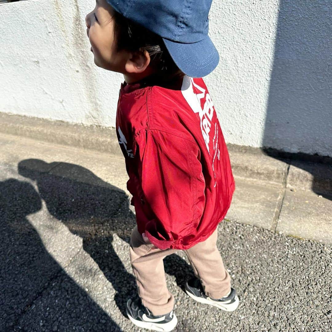 高橋ユウさんのインスタグラム写真 - (高橋ユウInstagram)「@starterblacklabel.jp のジャケット、サイズがちょうどよくなってる🥹❗️ 大きくなった…涙 今日は雨だから晴れの日の写真を🌞 タイヤが好きで観察中。  #zenseigram #3歳男の子」3月23日 13時26分 - takahashiyu.official