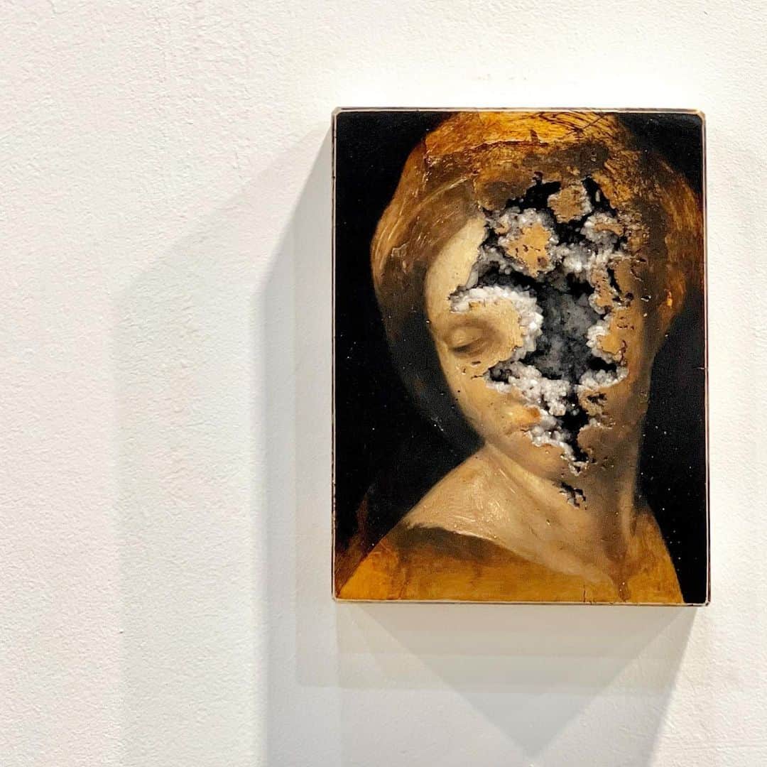 JJ.Acunaさんのインスタグラム写真 - (JJ.AcunaInstagram)「This week- in honour of #HongKongArtWeek, I would like to share one favourite show a day for the next 7 to 8 days or longer - or whenever I get tired. If you’re in Hong Kong this week and you have the time, go and check out these great exhibits and galleries.  Day 3: #nicolasamori with Eigan+Art via @artbasel - I am transfixed.  Via Artsy:  Nicola Samori’s dark, Baroque-inspired oil paintings are skillful reproductions of classical portraits and still lifes on canvas, wood, or copper, purposefully destroyed to negate classical representation and question painting itself. His process entails “skinning” his painted figures with a palette knife or diluent, layering another image on top, and repeating the process until images fuse and signs of erasure and scratching dominate the reworked surface. Samori explains that exposing the inside of the paint by removing layers of “skin” with a scalpel reveals “a freshness and an intensity unknown in the outer tones.”  ——-  #artbasel #lifeofjj #art #amethyst #crystals」3月23日 13時36分 - jj.acuna