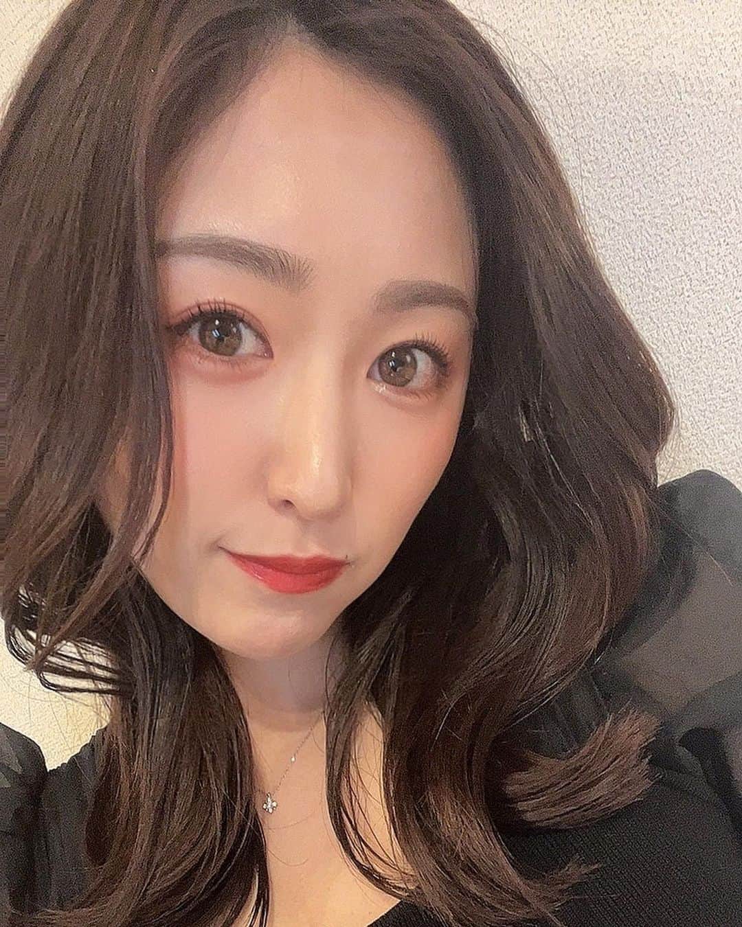三輪晴香のインスタグラム：「. . どう？ 短いのも慣れてくれた？💇‍♀️🫶  #ミディアムヘア #くびれヘア #くびれ巻き #オフショ」
