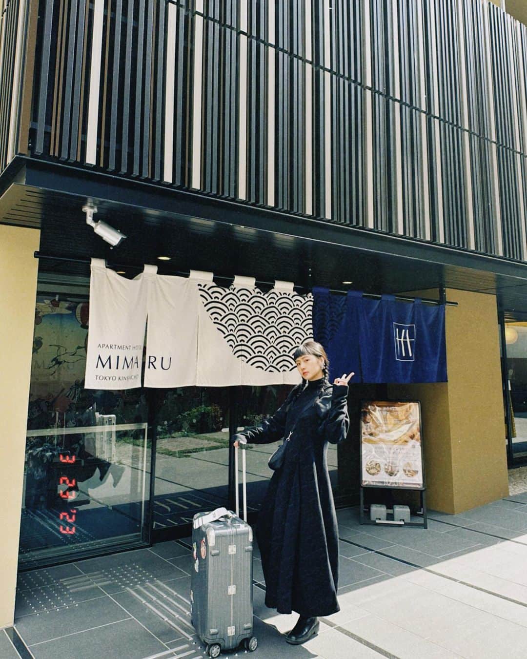 Dewi Chienのインスタグラム：「這次在東京大家一起在 @mimaruhotels 住了三天兩夜，每天可以借不同的遊戲、房間可以看投影聽音樂、衣櫃跟廁所空間也都夠大，超適合三五好友或家庭帶小孩來居住，夜晚在房間就可以好歡樂🥳（開始懷念惹」