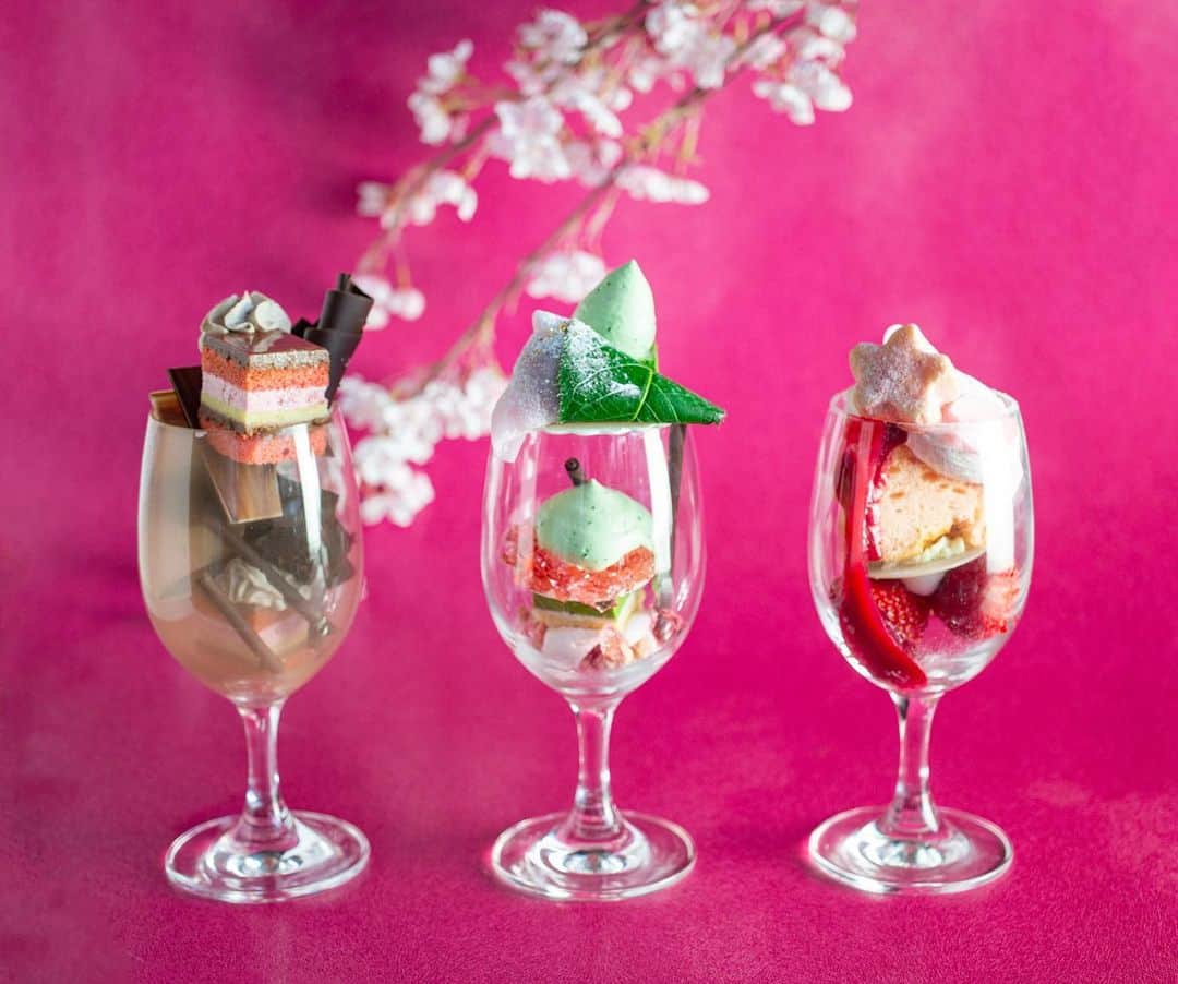The Westin Osaka （ウェスティンホテル大阪）のインスタグラム：「レストラン「アマデウス」では、3/25～4/16限定でブッフェのデザート台に“桜”にちなんで春らしいトッピングが新たに登場します。  桜もちやホテルショップ「コンディ」で人気のほろりと崩れるような食感の“ポルボロン”が今回のブッフェ限定で桜の形に🌸 その他にも抹茶やチョコレートのスイーツも！ お好きな具材を選んで自分だけのオリジナルパフェをお楽しみください♪  🔗 https://amadeus.westinosaka.com/ ご予約・お問い合わせはレストラン「アマデウス」まで TEL.06-6440-1062 ————————————————— #ビストロ #bistro #アマデウス #桜 #桜餅 #桜スイーツ #春スイーツ #パフェ #春パフェ #ランチブッフェ #ホテルブッフェ #バイキング #ブッフェ #ビュッフェ #大淀ランチ #女子会 ———————————————— Tag @westinosaka to share your image with us. ⠀⠀ #WestinOsaka #ウェスティンホテル大阪」
