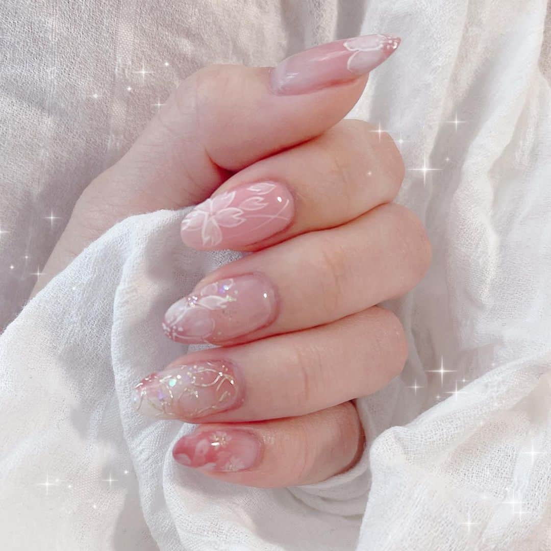 きーぽんのインスタグラム：「春なので桜モチーフにした ニューネイル💅★*  今回は顔に似合わず可愛い系です⟡.·*.  #ネイル #ネイルデザイン #nail #newnail #桜ネイル #お花ネイル #ピンクネイル #可愛いネイル」