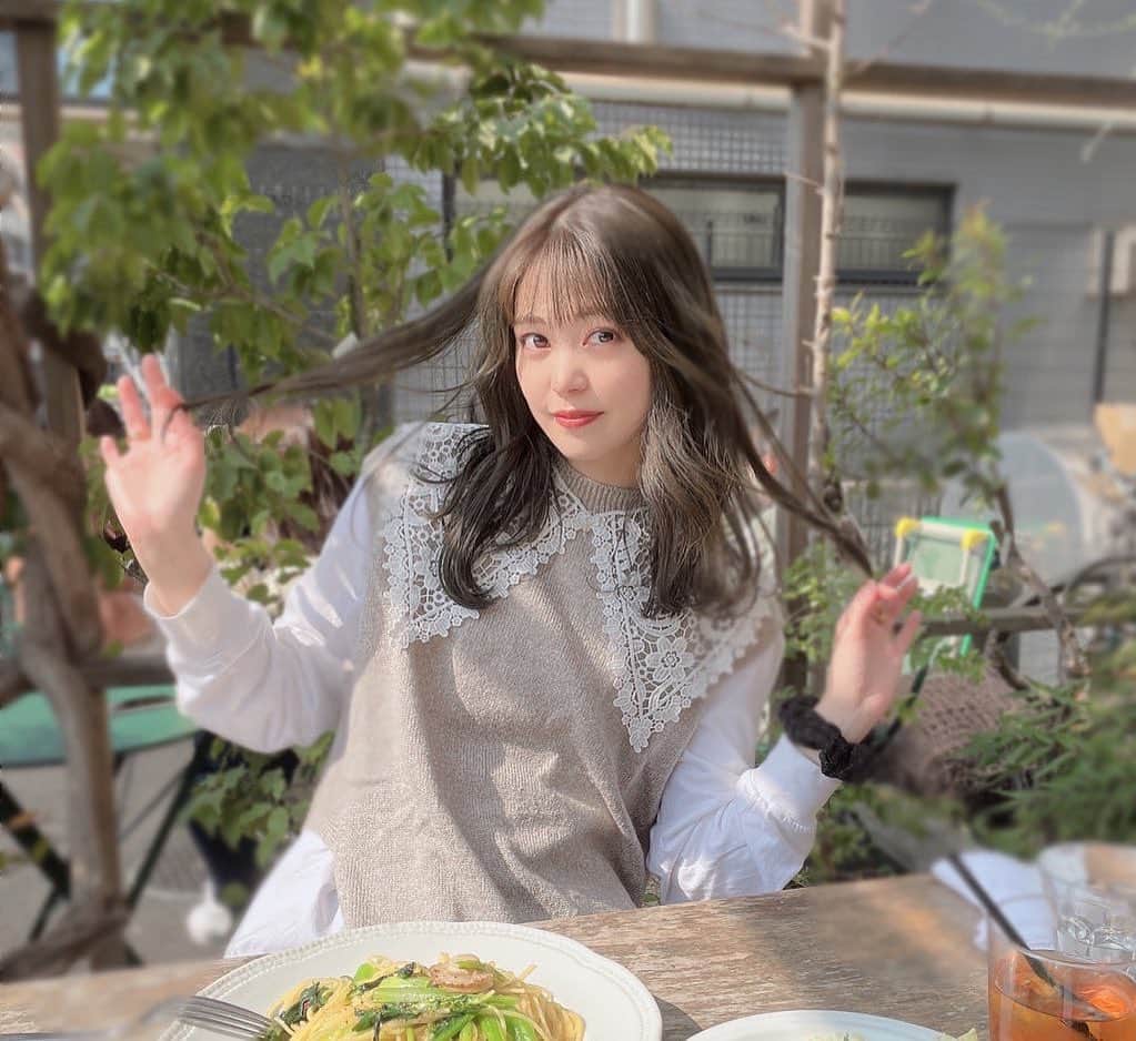 前田亜美のインスタグラム：「. . 桜がちらほら咲いてきましたね…🌸. . . まだ満開ではないけど…今年はお花見したいな〜𓂃🌸𓈒𓏸. .  足元には色んな小さなお花が咲いていたり… 春好きだな〜って実感してます💐*·̩͙𓈒𓂂𓏸. . . ただ、わたくし花粉症の中でも ひっっっっっどいアレルギー持ちなので、 薬を飲んだり点鼻薬をしても花粉ブロックをしても全然効かないし  鼻かみすぎて鼻周りカサカサだし、鼻血は出るしで… 困ってます。笑. . . 匂いとかも敏感なので、くしゃみもとまらない……🤧 .  困りますね〜〜〜〜  でも家の中にいても外にいても 変わらないんですよ。笑  だから、日光に浴びるのは好きなので花粉に負けずに外で楽しく過ごしたいと思います！笑. . なんか対策方法オススメあれば教えてください!!🙏. . . 今日は雨だね…… 低気圧や気温差などで体調も崩しやすいと思われますので皆さんお気をつけてええ| ᐕ)⁾⁾. . .  #花粉  #春  #桜  #お花見  #🌸」
