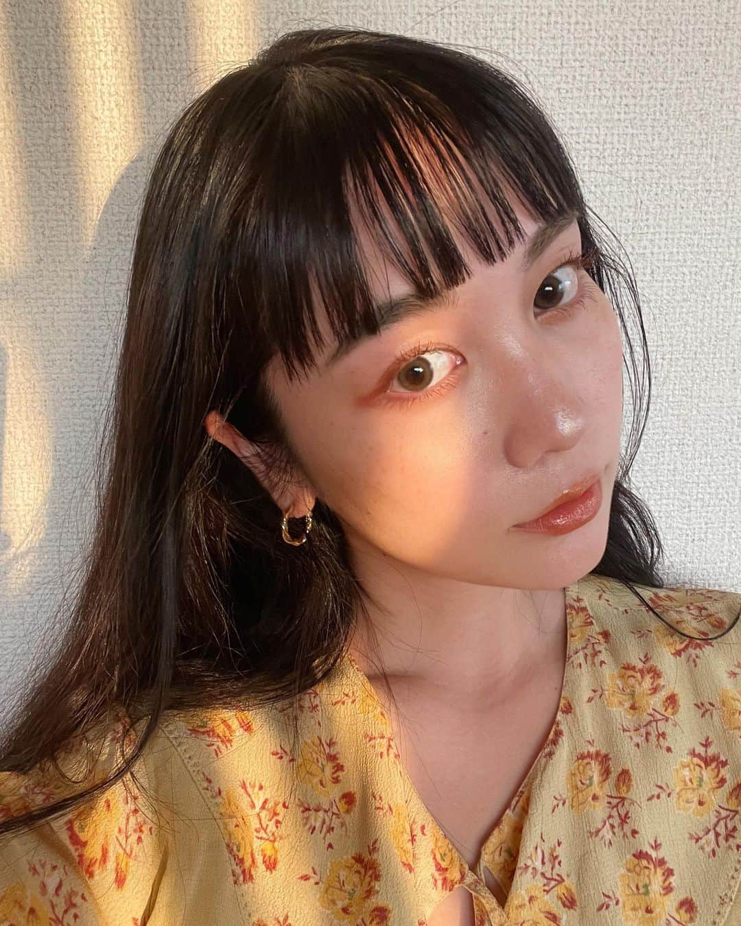 久恒美菜さんのインスタグラム写真 - (久恒美菜Instagram)「オレンジメイク、夕陽みたい🧡🌅  マキアージュ @maquillage_jp ドラマティックアイカラー （パウダー）／（クリーム） から新しく発売される4色の限定カラーからタイプなビタミンオレンジをチョイス🍊 それを軸に、定番カラーの3色を組み合わせて私だけのカスタマイズパレットを作ったよ🎨  私が選んだカラーたち、鮮やかなのにまろやかな発色で、肌馴染みがよくて使いやすい ラメも細やかだから、カジュアルに使えて即戦力🤜🏻 キウィシュガーの大粒ラメもこれからの季節に気になるな〜〜🌻  まつげは、ドラマティックエッセンスマスカラ （ロング＆カール） Lの限定カラーから、アプリコットオレンジ☺️ 光があったときの透け感、さいこうかわいい！！しっかり繊維入っててロングになるけど本当にダマになりづらいの、まじで時代は進んだなって思いました、、  どちらも3月21日から限定発売とのこと！ ぜひチェックしてみてください👏🏻  ※アイカラーのケースは別売りです  #提供 #ドラマティックアイカラー #ドラマティックエッセンスマスカラ #新作コスメ #マキアージュ #mimicomake」3月23日 14時21分 - _mimico_