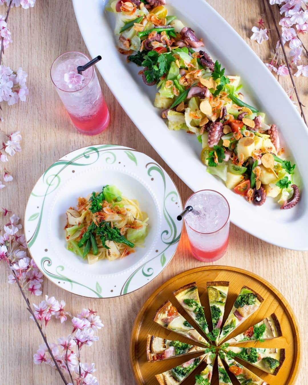 The Westin Osaka （ウェスティンホテル大阪）のインスタグラム：「レストラン「アマデウス」では、3/25～4/16限定でブッフェに桜海老と春野菜を使ったお料理が登場します🌸  平日限定のパスタセットは筍や菜の花、春キャベツなどの旬の春野菜と桜海老を使った“桜海老と春野菜パスタ”をご用意。 海の宝石ともいわれる風味抜群の桜海老がアクセントに🦐 また、ブッフェ台には華やかに彩る前菜やキッシュを。 春らしいこの時期だけの限定メニューをお楽しみください♪  お祝いのホールケーキ、乾杯のお飲み物がついた期間限定のプランもご用意しております。  🔗https://amadeus.westinosaka.com/ ご予約・お問い合わせはレストラン「アマデウス」まで TEL.06-6440-1062 ————————————————— #ビストロ #bistro #アマデウス #桜 #桜海老 #桜えび #春野菜 #キッシュ #パスタランチ #ランチブッフェ #ホテルブッフェ #バイキング #ブッフェ #ビュッフェ #大淀ランチ #女子会 ———————————————— Tag @westinosaka to share your image with us. ⠀⠀ #WestinOsaka #ウェスティンホテル大阪」
