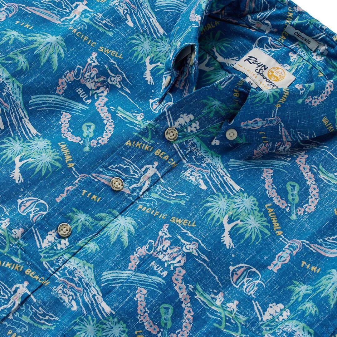 レインスプーナーのインスタグラム：「Classic Aloha style. This playful microprint draws inspiration from the beautiful beaches of Waikiki featuring views of iconic Diamond Head, surfers, sunbathers, hula dancers, tiki statues, hala trees, and more. Available in store and online now.」