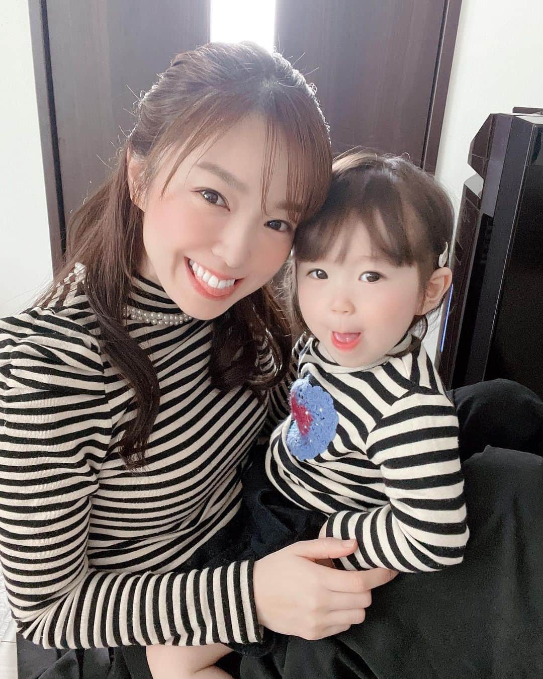 のインスタグラム：「👩🏻親子リンクコーデ👧🏻💕 . またまたリンクコーデ🥰 娘を着替えさせているとどうしても自分もお揃いにしたくなってしまう🤣 . そのうちやだー恥ずかしい〜とか言われちゃうんだろうから、今のうちにたくさんリンクコーデしよ🥰笑 .  #リンクコーデ #親子コーデ #親子リンクコーデ #ベビー服 #キッズコーデ」