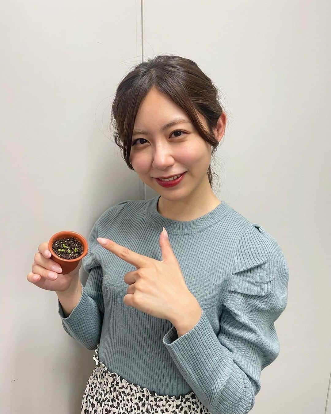 フジテレビアナウンサーのインスタグラム：「-小山内アナからコメント😊-  新しく、芽の真ん中から生えてきてるー😆  日に日に成長するモニラリアを見ていると、 私もこうやって成長できるように頑張ろうって思えます🌱  #モニラリア成長日記  #小山内鈴奈」