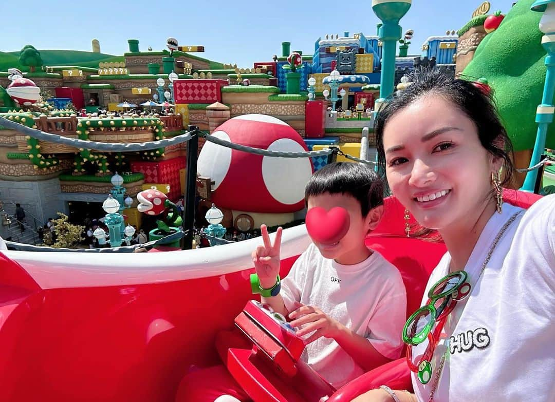 福王寺彩野さんのインスタグラム写真 - (福王寺彩野Instagram)「🌟SUPER NINTENDO WORLD🌟 🍄 @universal_studios_japan ❤️💚 2回め🫶激混みすぎて長くはいられなかったけどクッパもヨッシーも乗れて息子は大満足❣️ その後は🦖と、娘の大好きなキティちゃんエリアへ😆💓🎀 まだ娘は小さくてユニバはアトラクションほとんど乗れないのだけど楽しめてました☺️色んなキャラクターがいるのも魅力💕 次はパレード見たりもっとゆっくり過ごしたい✨✨ #universalstudiosjapan #supernintendoworld #supermario #familyphotography #USJ #ユニバーサルスタジオジャパン #ユニバ #マリオ #スーパーニンテンドーワールド #チビノ #2歳 #チビテル #8歳 #兄妹 #家族コーデ #お揃いコーデ #リンクコーデ #ファミリーコーデ #福王寺fam #春休み #子連れユニバ」3月23日 14時43分 - ayano_fukuoji