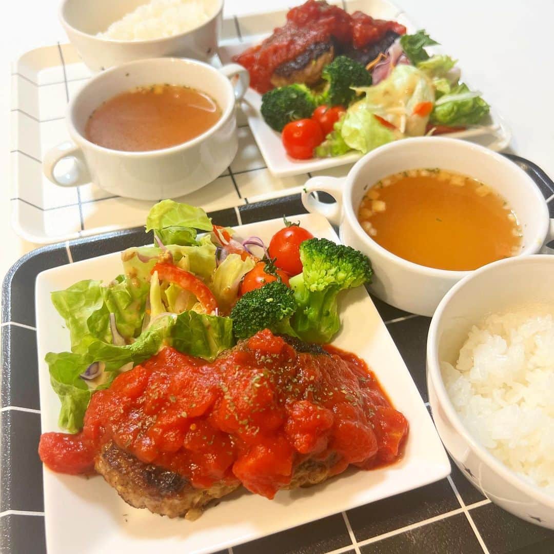 MII MAMAのインスタグラム：「. . . #ちび飯 👦🏽👧🏽👩🏽‍🍳♥️ ------------------------------------------ 🔎White Style mi mama 良かったらチャンネル登録お願いします🙇🏽‍♀️ #YouTube#ユーチューバー#主婦ユーチューバー#MIIMAMA#チャンネル登録お願いします#2児ママ#年子ママ#ギャルママ#ぎゃるまま#アラサーママ#アラサー#30代#30代ママ#ホワイトインテリア#モノトーンインテリア#シンプルな暮らし#収納#ホワイト収納#イチナナ#イチナナライバー#専属ライバー#主婦ライバー#17LIVE#主婦YouTuber#ママYouTuber#ママライバー#幼稚園ママ#小学生ママ」