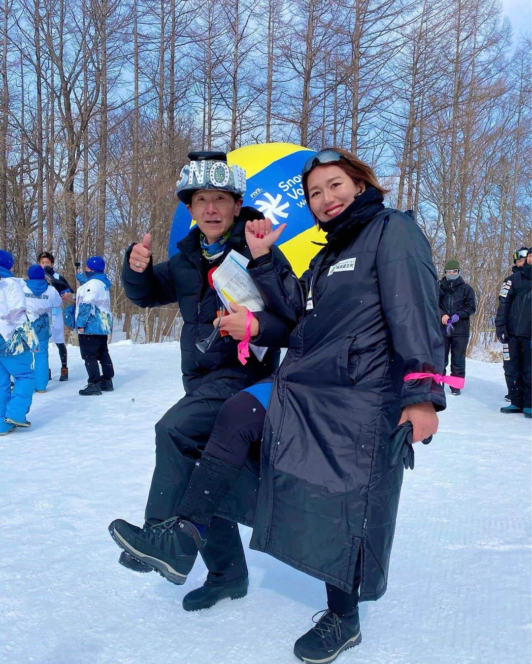 のインスタグラム：「🌻 DJゆうじと🎤🎧 ビーチバレーの時に撮ったポーズを スノーバレーでも再現してみたの巻！！ 4年ぶりのU・S・Aです💃🕺  3枚目がビーチバレーの時の写真です👙 #スノーバレーボール #snowvolleyball #スノーバレー #snowvolley  #蔵王 #ZAO #エキシビションマッチ #exhibition #beachvolleyball #ビーチバレーボール #beachvolley #ビーチバレー #volleyball #バレーボール #배구선수 #비치발리볼 #바다　 #summermiyagawa #宮川紗麻亜」