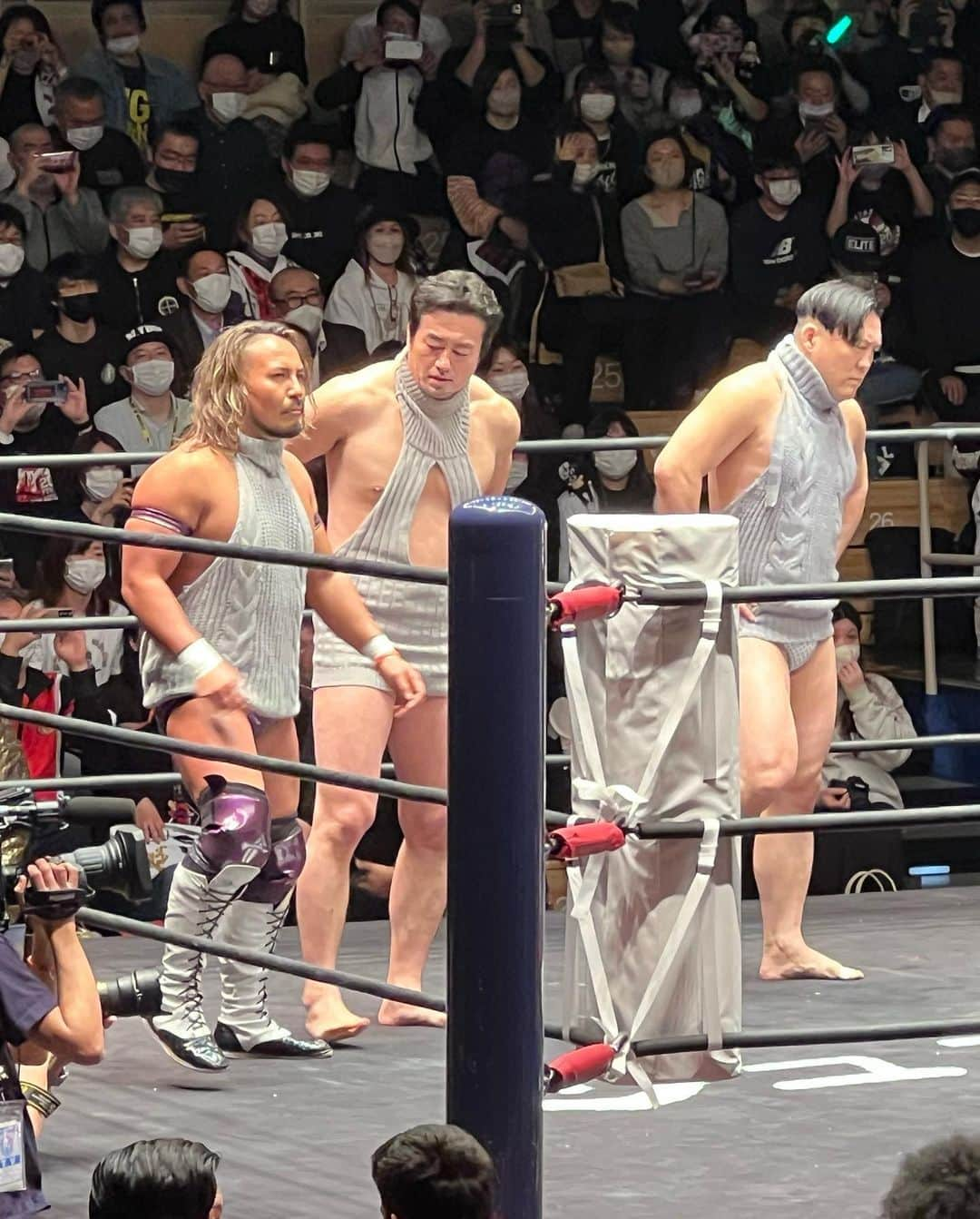 やべきょうすけさんのインスタグラム写真 - (やべきょうすけInstagram)「先日観に行ったプロレス ALL STAR Jr FESTIVAL 2023  プロレス22団体のJr選手一同が集結した歴史的一戦！  プロレス1つをとっても様々なジャンルがあり！ 選手たちの個性もまた十人十色で、出場してる選手誰一人として同じキャラはいない！ そう！ プロフェッショナルな選ばれし選手たちであり！ エンターテイナーであるプロアスリート！  基礎（受け身や体力）を勿論、当然、当たり前に身につけた屈強な者たちが経験と体感とセンスと反復を繰り返し、全身全霊で2秒先のアドリブを展開させていく！  脳への伝達、脳からの伝達！ 本能による攻防！ 心·技·体が整っていなければ命を落とすことにも直結し、魅せることが出来なければトップレスラーと言われる位置にもチャンピオンベルトを巻くことも出来ない世界！  テレビをつければ、そこにプロレスがあり、家の近所にも興行で来てくれていた時代にガキだった俺にとって実際に存在し生で見れたヒーローだった！  プロレスにのめり込んだ小学生時代！ イジメられても家に帰り1人でプロレスごっこを始めて、イジメてきた奴をブチのめしてた！ 次第にプロレスラーのトレーニングを出来もしないのに真似るようにやっていき！ プロレスラーの発言まで真似てイジメっ子達に向かっていった！  我が人生こそがプロレスである！  なんてことは言えないが…  人生でプロレスをしろ！と言いたい！  ヤルだけでなく！ ウケて見ろ！  痛みを知ることは大切なこと！ 知らず知らずに人を傷つけたとしても、ちゃんとプロレスが出来る奴は、自らのシナリオを描くことが出来る！ シナリオ通りにいかない人生は、プロレスも同じ！ 2秒先のアドリブに翻弄されることもある！ 負けることもある！  でも負けて終わりか？ いゃ、違う！ ここからどうやって自分が主役の人生のストーリーを作り出すか!? 言動は、いつか仲間を生み、裏切りや、栄光や挫折を繰り返していく！ それすらも人生であり楽しい！ってことを俺はプロレスから学んだ！  人生でプロレスをしろ！  そうすりゃ～自分の人生がエンターテイメントとなり！ 強くなれるぜ！  今回のALL STAR Jr FESTIVAL 2023を観戦して！ ガキの頃の自分を思い出し！ 今もまだアツくなれるプロレスが大好きなことを再確認した！  プロレスは人生を彩るエンターテイメントであり！ 勝負や挫折や苦悩や喜びや栄冠！ 様々なものを魅せてくれるものだぜ！  プロレスは最高である！   #allstarjrfestival2023    #新日本プロレス  #高橋ヒロム    #やべきょうすけ   また観に行きたいな～… プロレスも他のエンターテイメントと同じで！ 始まる前も終わった後も、いろいろ話して更に盛り上がれるんよな～！  だから！ 1人になった時のロス感もハンパないのだがね！」3月23日 14時59分 - yb4ksk