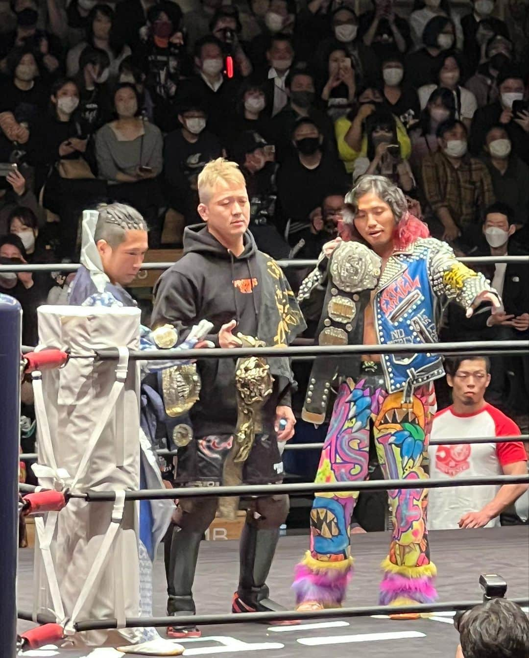 やべきょうすけさんのインスタグラム写真 - (やべきょうすけInstagram)「先日観に行ったプロレス ALL STAR Jr FESTIVAL 2023  プロレス22団体のJr選手一同が集結した歴史的一戦！  プロレス1つをとっても様々なジャンルがあり！ 選手たちの個性もまた十人十色で、出場してる選手誰一人として同じキャラはいない！ そう！ プロフェッショナルな選ばれし選手たちであり！ エンターテイナーであるプロアスリート！  基礎（受け身や体力）を勿論、当然、当たり前に身につけた屈強な者たちが経験と体感とセンスと反復を繰り返し、全身全霊で2秒先のアドリブを展開させていく！  脳への伝達、脳からの伝達！ 本能による攻防！ 心·技·体が整っていなければ命を落とすことにも直結し、魅せることが出来なければトップレスラーと言われる位置にもチャンピオンベルトを巻くことも出来ない世界！  テレビをつければ、そこにプロレスがあり、家の近所にも興行で来てくれていた時代にガキだった俺にとって実際に存在し生で見れたヒーローだった！  プロレスにのめり込んだ小学生時代！ イジメられても家に帰り1人でプロレスごっこを始めて、イジメてきた奴をブチのめしてた！ 次第にプロレスラーのトレーニングを出来もしないのに真似るようにやっていき！ プロレスラーの発言まで真似てイジメっ子達に向かっていった！  我が人生こそがプロレスである！  なんてことは言えないが…  人生でプロレスをしろ！と言いたい！  ヤルだけでなく！ ウケて見ろ！  痛みを知ることは大切なこと！ 知らず知らずに人を傷つけたとしても、ちゃんとプロレスが出来る奴は、自らのシナリオを描くことが出来る！ シナリオ通りにいかない人生は、プロレスも同じ！ 2秒先のアドリブに翻弄されることもある！ 負けることもある！  でも負けて終わりか？ いゃ、違う！ ここからどうやって自分が主役の人生のストーリーを作り出すか!? 言動は、いつか仲間を生み、裏切りや、栄光や挫折を繰り返していく！ それすらも人生であり楽しい！ってことを俺はプロレスから学んだ！  人生でプロレスをしろ！  そうすりゃ～自分の人生がエンターテイメントとなり！ 強くなれるぜ！  今回のALL STAR Jr FESTIVAL 2023を観戦して！ ガキの頃の自分を思い出し！ 今もまだアツくなれるプロレスが大好きなことを再確認した！  プロレスは人生を彩るエンターテイメントであり！ 勝負や挫折や苦悩や喜びや栄冠！ 様々なものを魅せてくれるものだぜ！  プロレスは最高である！   #allstarjrfestival2023    #新日本プロレス  #高橋ヒロム    #やべきょうすけ   また観に行きたいな～… プロレスも他のエンターテイメントと同じで！ 始まる前も終わった後も、いろいろ話して更に盛り上がれるんよな～！  だから！ 1人になった時のロス感もハンパないのだがね！」3月23日 14時59分 - yb4ksk