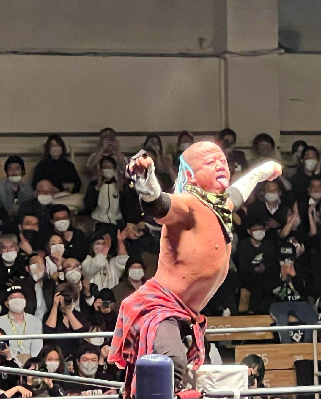 やべきょうすけさんのインスタグラム写真 - (やべきょうすけInstagram)「先日観に行ったプロレス ALL STAR Jr FESTIVAL 2023  プロレス22団体のJr選手一同が集結した歴史的一戦！  プロレス1つをとっても様々なジャンルがあり！ 選手たちの個性もまた十人十色で、出場してる選手誰一人として同じキャラはいない！ そう！ プロフェッショナルな選ばれし選手たちであり！ エンターテイナーであるプロアスリート！  基礎（受け身や体力）を勿論、当然、当たり前に身につけた屈強な者たちが経験と体感とセンスと反復を繰り返し、全身全霊で2秒先のアドリブを展開させていく！  脳への伝達、脳からの伝達！ 本能による攻防！ 心·技·体が整っていなければ命を落とすことにも直結し、魅せることが出来なければトップレスラーと言われる位置にもチャンピオンベルトを巻くことも出来ない世界！  テレビをつければ、そこにプロレスがあり、家の近所にも興行で来てくれていた時代にガキだった俺にとって実際に存在し生で見れたヒーローだった！  プロレスにのめり込んだ小学生時代！ イジメられても家に帰り1人でプロレスごっこを始めて、イジメてきた奴をブチのめしてた！ 次第にプロレスラーのトレーニングを出来もしないのに真似るようにやっていき！ プロレスラーの発言まで真似てイジメっ子達に向かっていった！  我が人生こそがプロレスである！  なんてことは言えないが…  人生でプロレスをしろ！と言いたい！  ヤルだけでなく！ ウケて見ろ！  痛みを知ることは大切なこと！ 知らず知らずに人を傷つけたとしても、ちゃんとプロレスが出来る奴は、自らのシナリオを描くことが出来る！ シナリオ通りにいかない人生は、プロレスも同じ！ 2秒先のアドリブに翻弄されることもある！ 負けることもある！  でも負けて終わりか？ いゃ、違う！ ここからどうやって自分が主役の人生のストーリーを作り出すか!? 言動は、いつか仲間を生み、裏切りや、栄光や挫折を繰り返していく！ それすらも人生であり楽しい！ってことを俺はプロレスから学んだ！  人生でプロレスをしろ！  そうすりゃ～自分の人生がエンターテイメントとなり！ 強くなれるぜ！  今回のALL STAR Jr FESTIVAL 2023を観戦して！ ガキの頃の自分を思い出し！ 今もまだアツくなれるプロレスが大好きなことを再確認した！  プロレスは人生を彩るエンターテイメントであり！ 勝負や挫折や苦悩や喜びや栄冠！ 様々なものを魅せてくれるものだぜ！  プロレスは最高である！   #allstarjrfestival2023    #新日本プロレス  #高橋ヒロム    #やべきょうすけ   また観に行きたいな～… プロレスも他のエンターテイメントと同じで！ 始まる前も終わった後も、いろいろ話して更に盛り上がれるんよな～！  だから！ 1人になった時のロス感もハンパないのだがね！」3月23日 14時59分 - yb4ksk