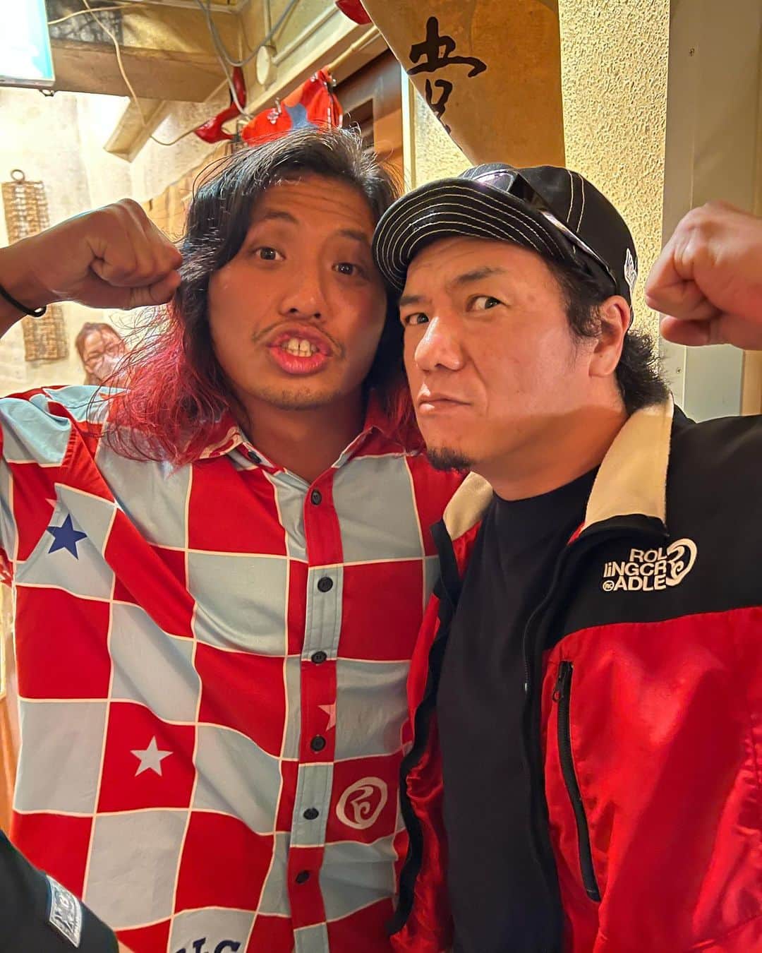 のインスタグラム：「先日観に行ったプロレス ALL STAR Jr FESTIVAL 2023  プロレス22団体のJr選手一同が集結した歴史的一戦！  プロレス1つをとっても様々なジャンルがあり！ 選手たちの個性もまた十人十色で、出場してる選手誰一人として同じキャラはいない！ そう！ プロフェッショナルな選ばれし選手たちであり！ エンターテイナーであるプロアスリート！  基礎（受け身や体力）を勿論、当然、当たり前に身につけた屈強な者たちが経験と体感とセンスと反復を繰り返し、全身全霊で2秒先のアドリブを展開させていく！  脳への伝達、脳からの伝達！ 本能による攻防！ 心·技·体が整っていなければ命を落とすことにも直結し、魅せることが出来なければトップレスラーと言われる位置にもチャンピオンベルトを巻くことも出来ない世界！  テレビをつければ、そこにプロレスがあり、家の近所にも興行で来てくれていた時代にガキだった俺にとって実際に存在し生で見れたヒーローだった！  プロレスにのめり込んだ小学生時代！ イジメられても家に帰り1人でプロレスごっこを始めて、イジメてきた奴をブチのめしてた！ 次第にプロレスラーのトレーニングを出来もしないのに真似るようにやっていき！ プロレスラーの発言まで真似てイジメっ子達に向かっていった！  我が人生こそがプロレスである！  なんてことは言えないが…  人生でプロレスをしろ！と言いたい！  ヤルだけでなく！ ウケて見ろ！  痛みを知ることは大切なこと！ 知らず知らずに人を傷つけたとしても、ちゃんとプロレスが出来る奴は、自らのシナリオを描くことが出来る！ シナリオ通りにいかない人生は、プロレスも同じ！ 2秒先のアドリブに翻弄されることもある！ 負けることもある！  でも負けて終わりか？ いゃ、違う！ ここからどうやって自分が主役の人生のストーリーを作り出すか!? 言動は、いつか仲間を生み、裏切りや、栄光や挫折を繰り返していく！ それすらも人生であり楽しい！ってことを俺はプロレスから学んだ！  人生でプロレスをしろ！  そうすりゃ～自分の人生がエンターテイメントとなり！ 強くなれるぜ！  今回のALL STAR Jr FESTIVAL 2023を観戦して！ ガキの頃の自分を思い出し！ 今もまだアツくなれるプロレスが大好きなことを再確認した！  プロレスは人生を彩るエンターテイメントであり！ 勝負や挫折や苦悩や喜びや栄冠！ 様々なものを魅せてくれるものだぜ！  プロレスは最高である！   #allstarjrfestival2023    #新日本プロレス  #高橋ヒロム    #やべきょうすけ   また観に行きたいな～… プロレスも他のエンターテイメントと同じで！ 始まる前も終わった後も、いろいろ話して更に盛り上がれるんよな～！  だから！ 1人になった時のロス感もハンパないのだがね！」