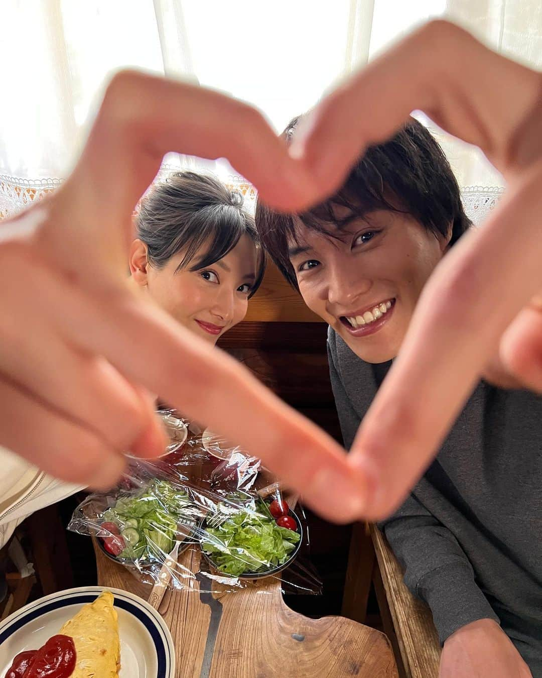 忍者に結婚は難しいさんのインスタグラム写真 - (忍者に結婚は難しいInstagram)「. ／ #忍者に結婚は難しい 最終回配信【本日】まで！ ＼  まだ見てない！もう一度見たい！という #しのびぃず は駆け込み💨  そしてオフショットの投稿も 本日まで👀🥲 残りはクランクアップのみになります！  蛍と悟郎のラストオフショット📸 大きな🤍を贈ります✨  #菜々緒 #鈴木伸之」3月23日 15時00分 - ninja_fujitv