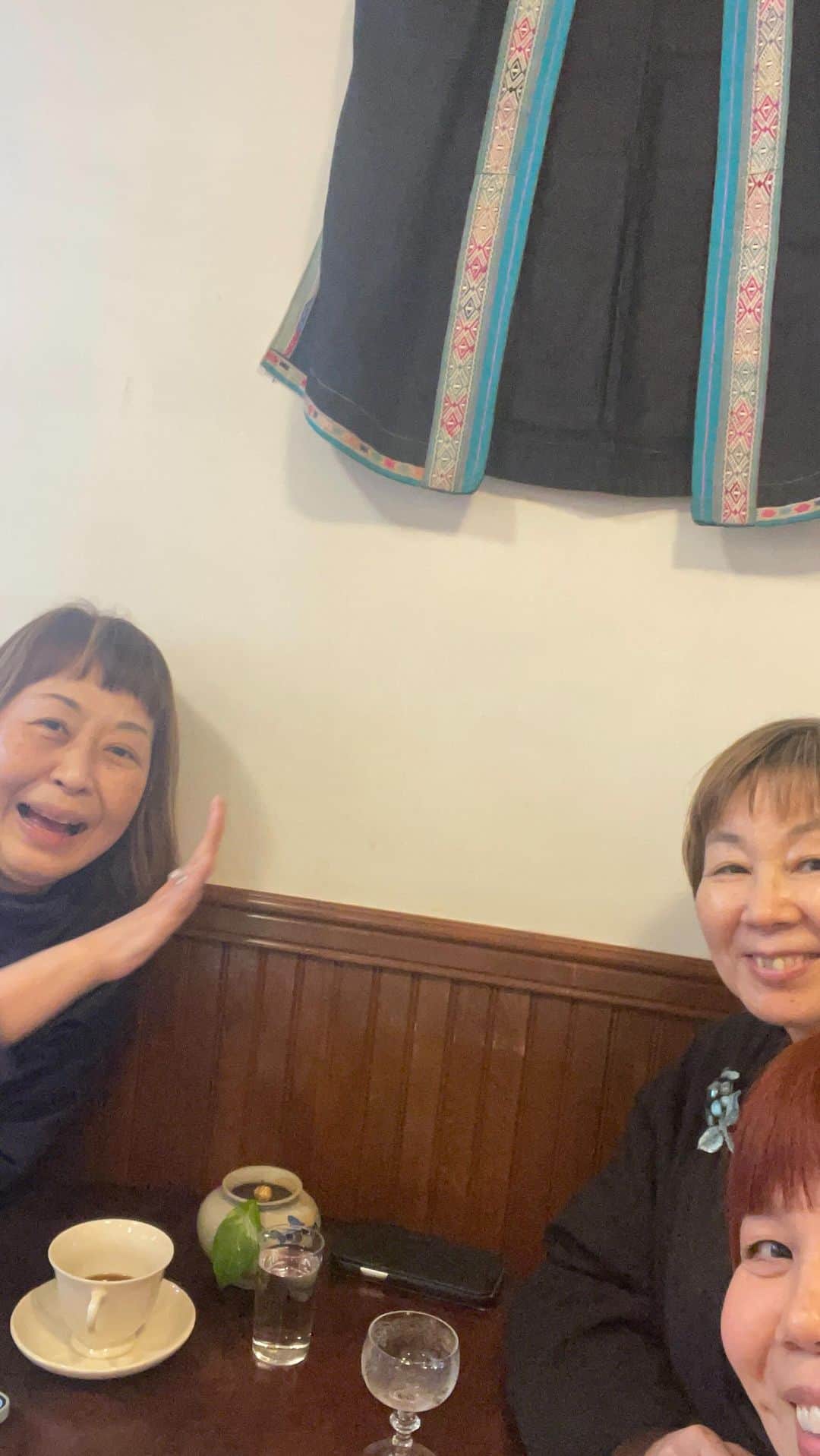 のインスタグラム：「いきなり 毎日BEAUTYLIVE✨✨  2023年3月23日  チーム京都街中華の 昆布さん@giotuki  裕子ちゃん@kushiage.omoto  にお土産のカラーライナーの使い方をteach💚  #ウズアイオープニングライナー パステルグリーン  #毎日ビューティライブ  #山本浩未 #ヤマモトヒロミ #メイクの白黒赤 #ちょっとの手間できれいが違う #おとな美容 #きれいは力  #きれいに終わりはない #たるみはメイクでなくせます」