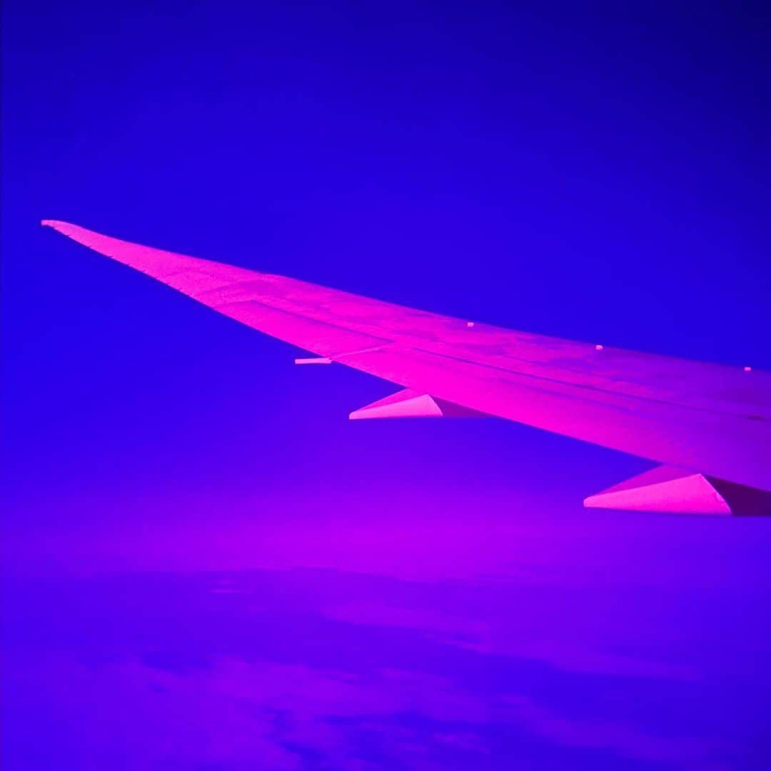 渋谷慶一郎さんのインスタグラム写真 - (渋谷慶一郎Instagram)「パリに向かう途中の翼と雲がきれいだった。今回は少し長いです。楽しみ。  The wings and clouds on the way to Paris were beautiful. A little longer this time. Looking forward to it. #nofilter」3月23日 15時23分 - keiichiroshibuy
