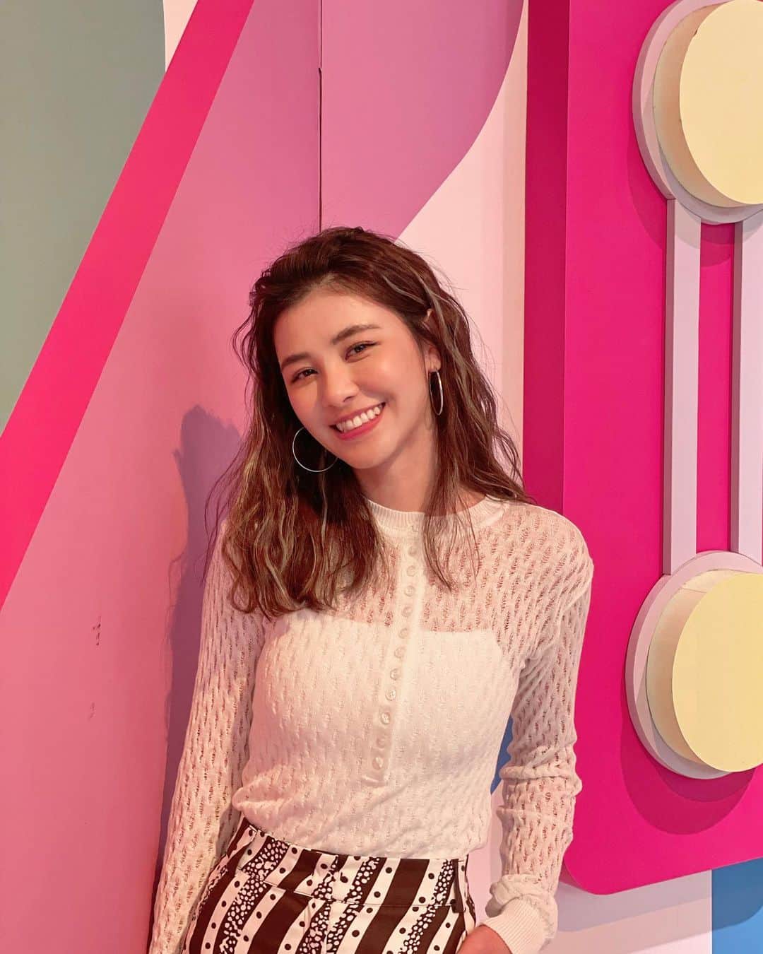 宇珊のインスタグラム：「最近上了好多節目玩～ 剛好都是遇到很熟的朋友 每一場都像同學會 沒有包袱節奏舒服錄製順利✨  #歡樂智多星  #今晚開讚吧   服裝謝謝  @maxandco @fairtontaiwan」