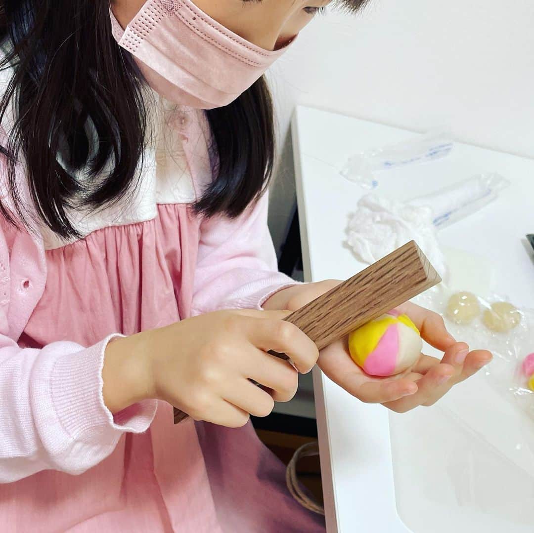 天谷ゆかさんのインスタグラム写真 - (天谷ゆかInstagram)「きのうは、娘の9歳の誕生日♪ 麗らかな春の陽気の中、鎌倉散策をしました。  創作和菓子　手毬 @kamakuratemari さん　にて、初の練り切り作り体験を💕  1人で黙々と作っていました〜  なかなか器用😌…と、親バカ発動してますが… とっても美味しい上生菓子でした。  素敵な体験ができました💕  #鎌倉手毬  #和菓子づくり体験  #上生菓子   #japandilife #和のコトを愉しむ暮らし  #salonるるん  #天谷ゆか  	 #茶道松尾流	 #茶道　#茶の湯 #和菓子とお抹茶 #くらしの書	 #野の花を楽しむ	 #大人女子の習い事	 #丁寧な暮らし  #japandi	 #lifeisgoodtoday」3月23日 15時27分 - amayuka_salonrurun
