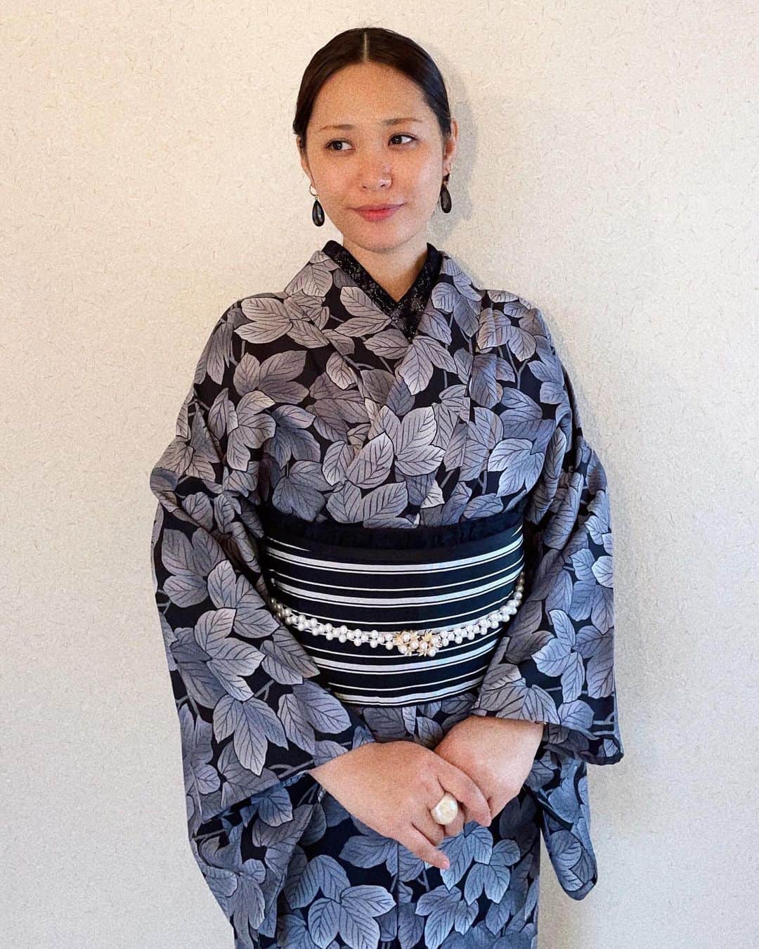 二宮愛のインスタグラム：「久しぶりの雨。  桜が散ってしまいそうで心配すぎて、カッパを着て朝散歩にいってきたんだけど←🙄　雨の中の桜も綺麗だったし、まだ散る心配はなさそう！  今日もまた、気温的にも季節的にも早すぎる単衣。完全ルール無視ね🥲 だって雨の予報も続くし、洗える袷でも乾き遅いと色々心配だしさ。  ・ポリエステルの単衣 ・黒レースの半衿 ・ボーダー半幅帯 ・パールのベルトを帯締めに  外ではレースのつけ袖で単衣バレないようにしようっと🥹  #今日の着物 #モノトーンコーデ #モノトーン着物 #洗える着物 #着物 #着物生活」